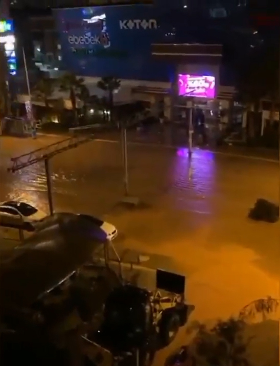 İzmir'i sağanak vurdu