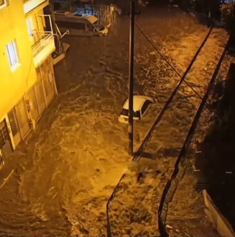 İzmir'i sağanak vurdu
