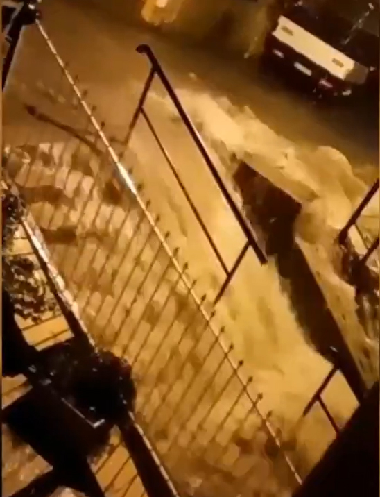 İzmir'i sağanak vurdu