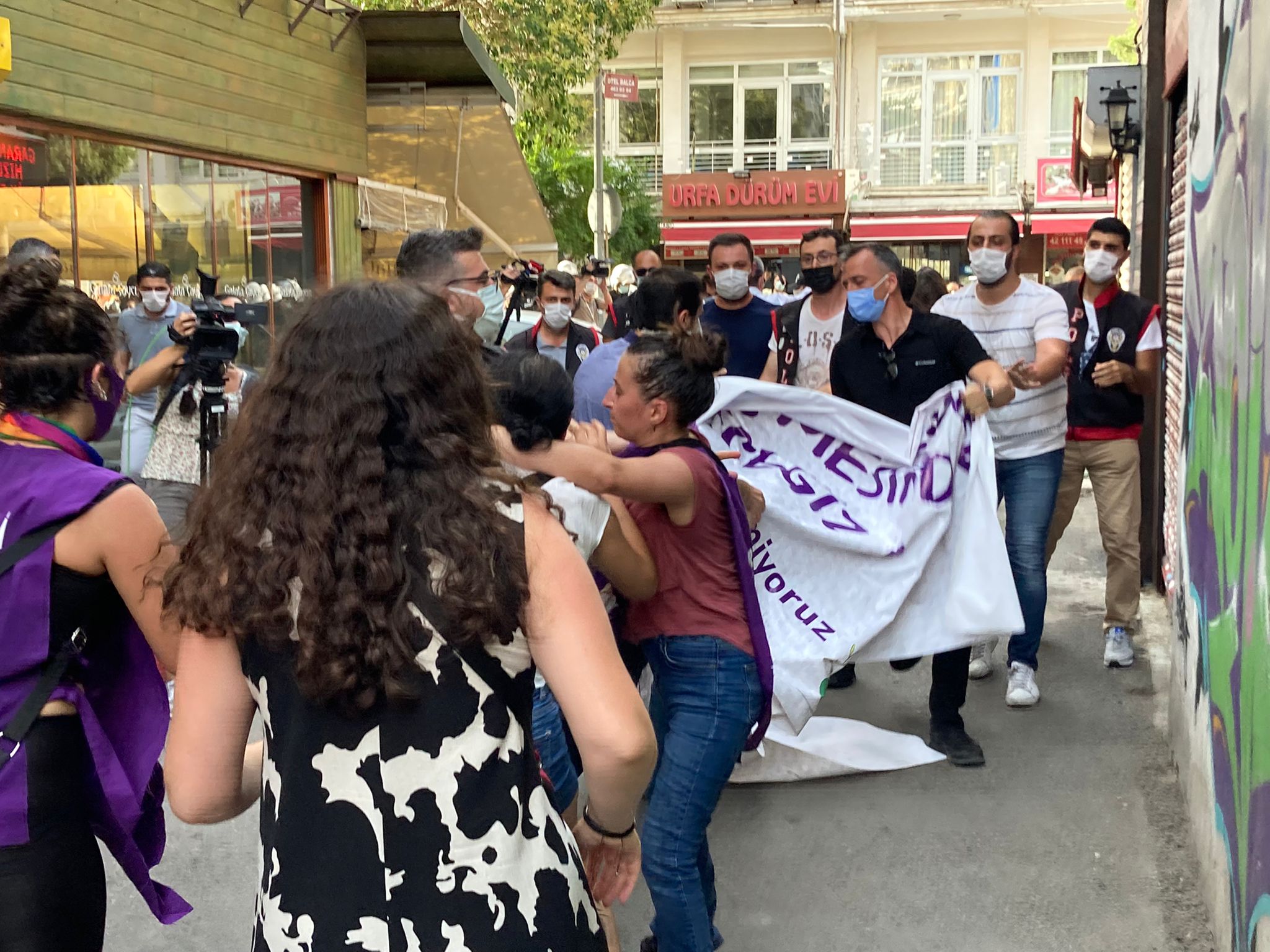 İzmir'de İstanbul Sözleşmesi gerginliği: Polisten biber gazlı müdahale