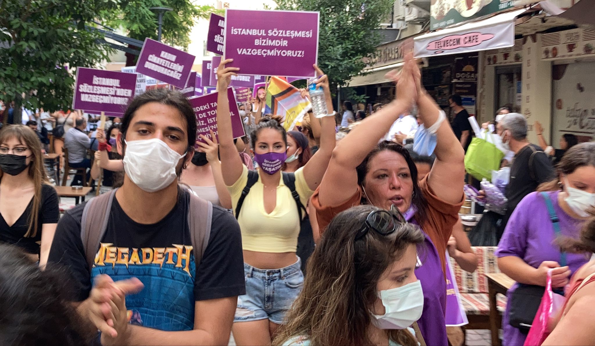 İzmir'de İstanbul Sözleşmesi gerginliği: Polisten biber gazlı müdahale