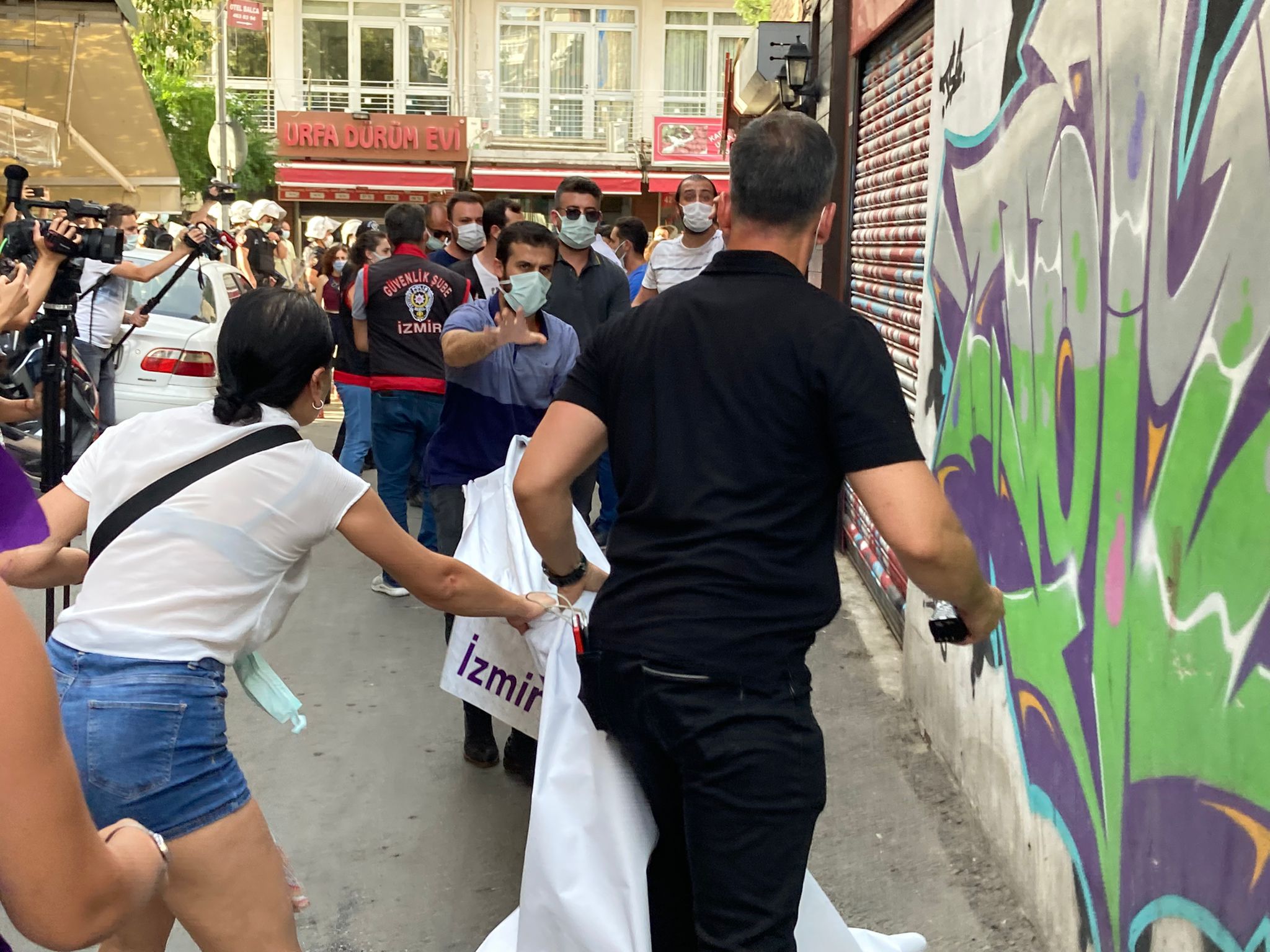İzmir'de İstanbul Sözleşmesi gerginliği: Polisten biber gazlı müdahale