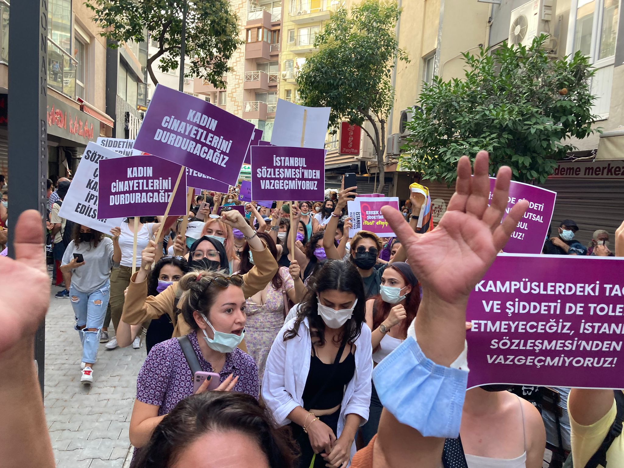 İzmir'de İstanbul Sözleşmesi gerginliği: Polisten biber gazlı müdahale