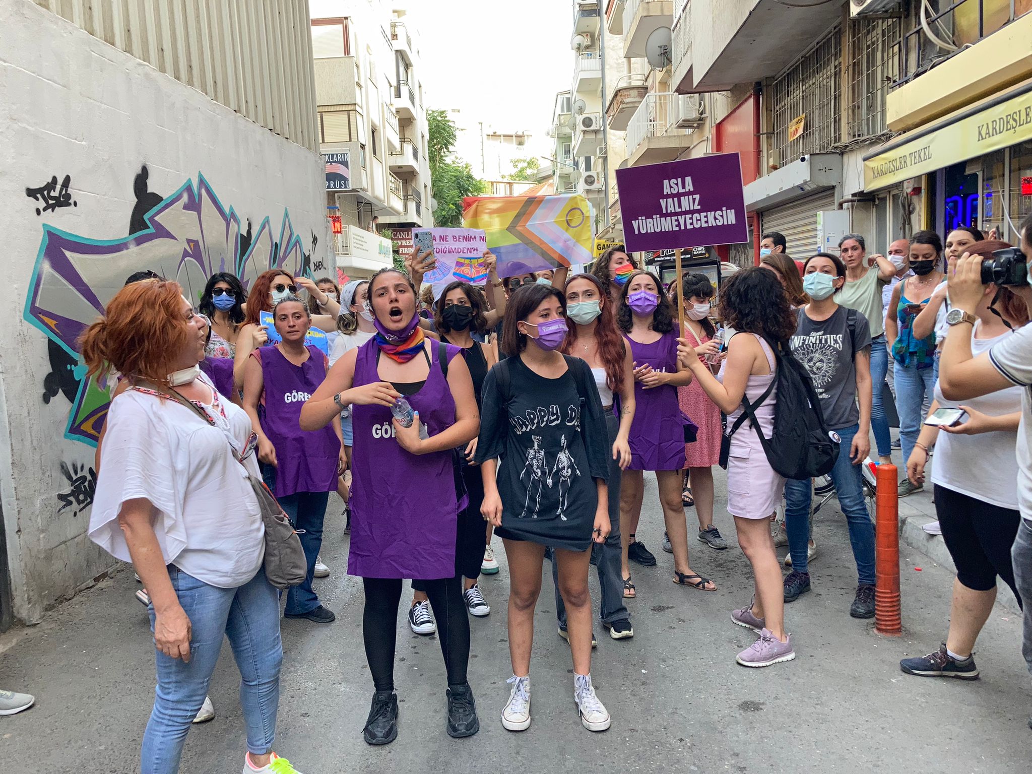 İzmir'de İstanbul Sözleşmesi gerginliği: Polisten biber gazlı müdahale 