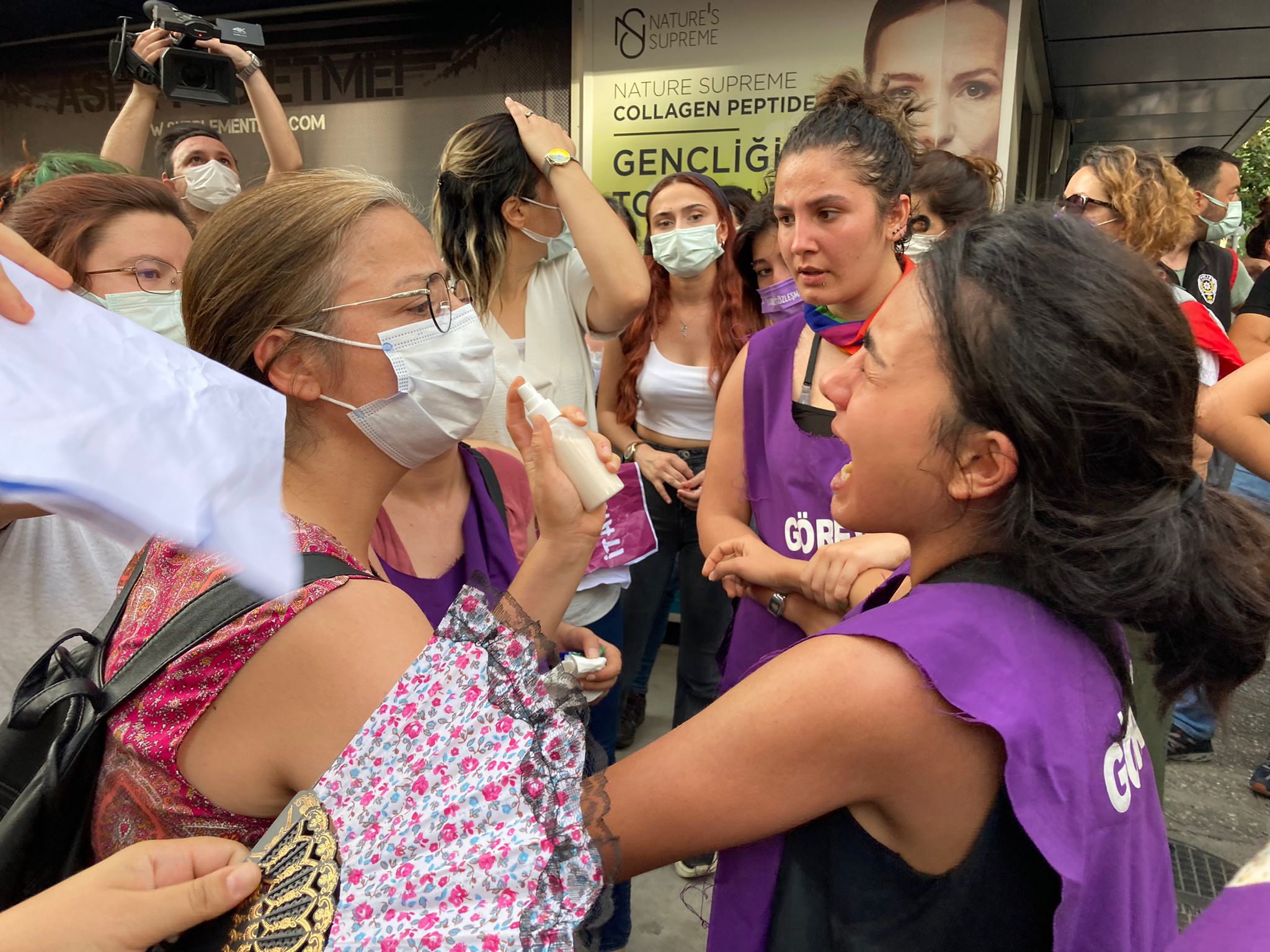 İzmir'de İstanbul Sözleşmesi gerginliği: Polisten biber gazlı müdahale