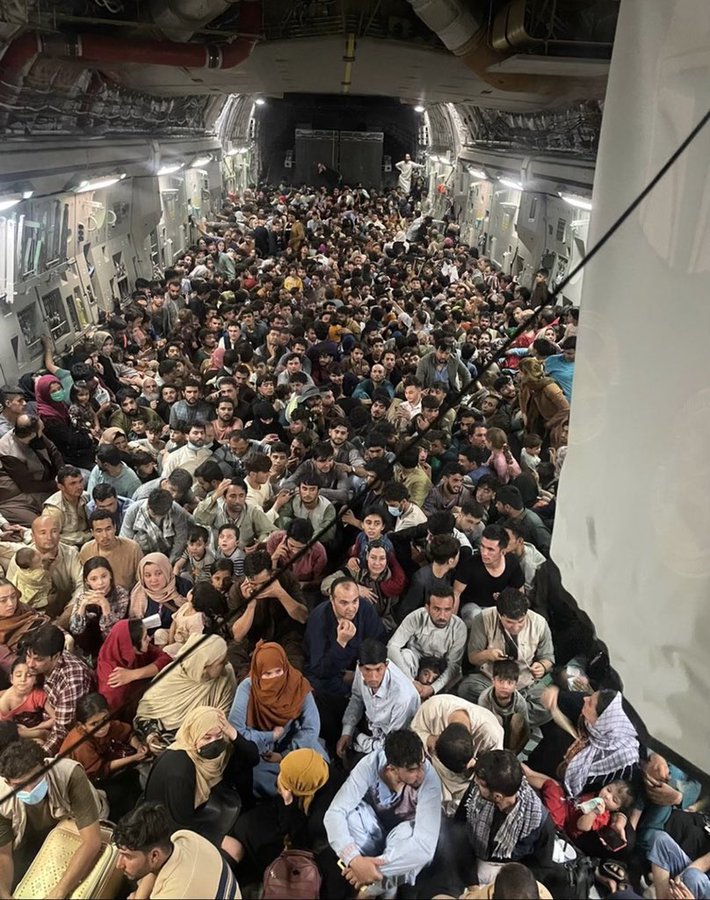 Taliban’dan kaçış görüntülendi: 640 kişi bir kargo uçağında