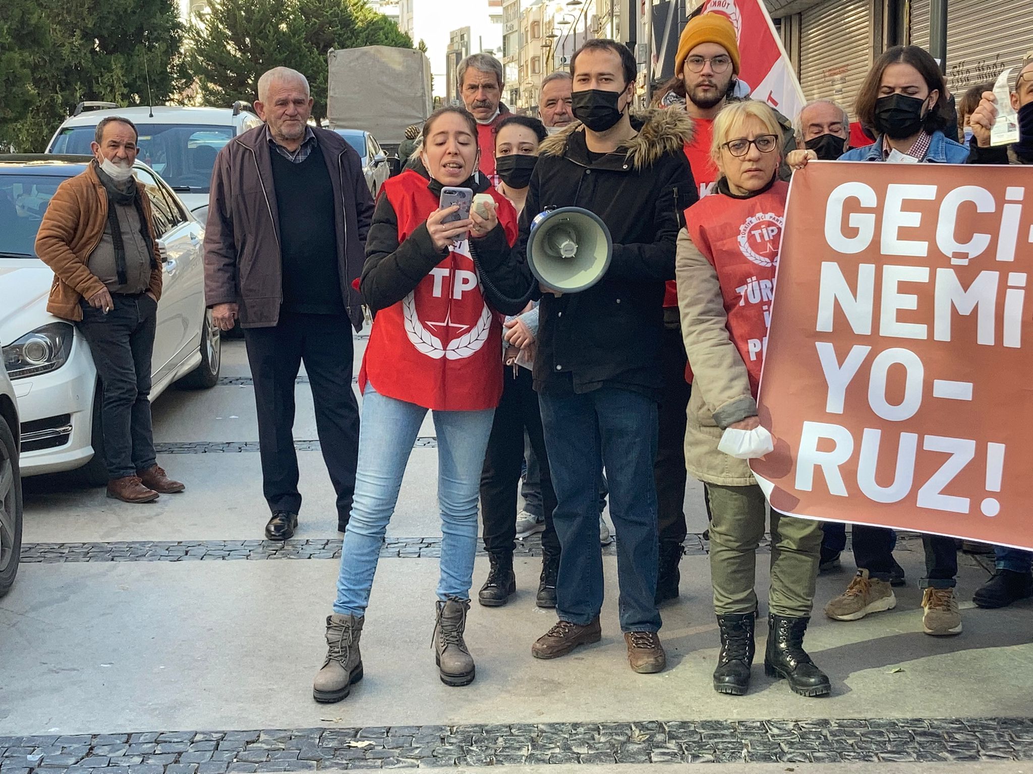 TİP’ten Gediz Elektrik’te fatura yakma eylemi: “Hırsızlar iktidarda, zamlar ve enflasyonlar halkın sırtında!”