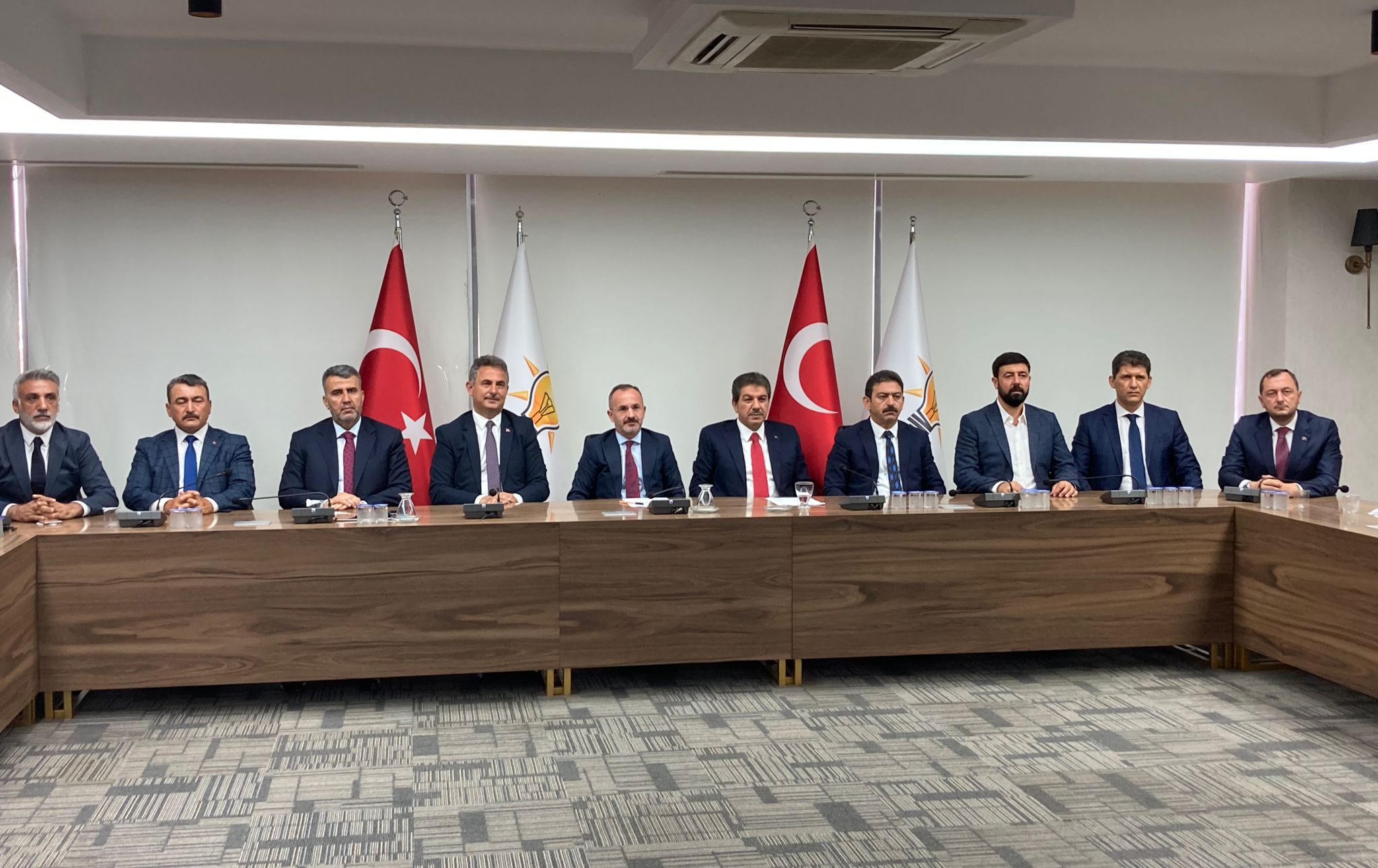 AK Parti’den İzmir’de ortak bildiri: “Engelleniyoruz yalanı artık bayatladı!”