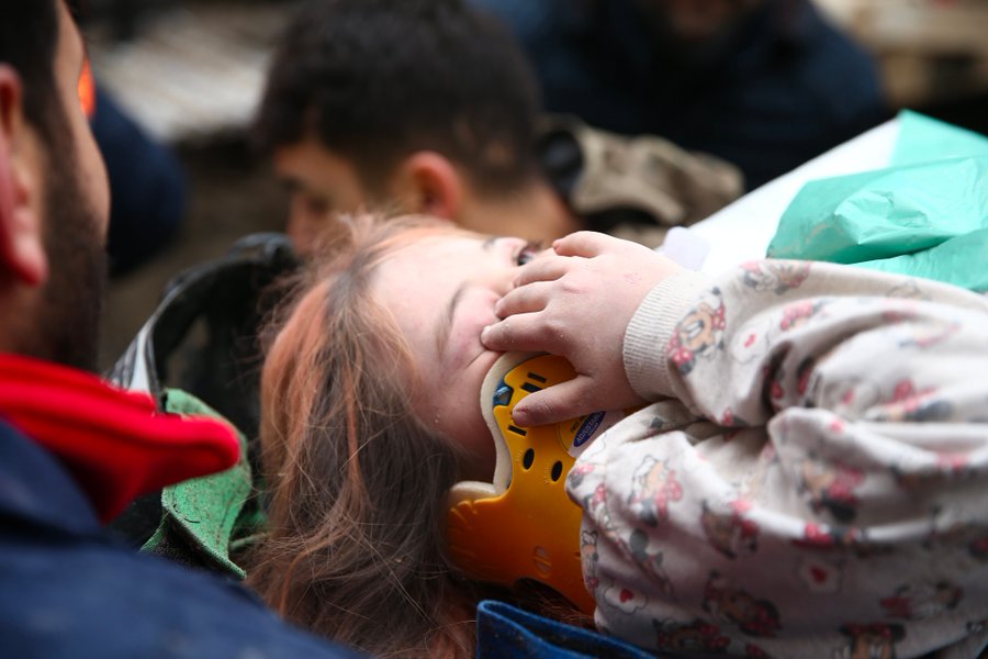 Deprem sonrası endişe yüzlerinden okundu! Türkiye'yi ağlatan kareler