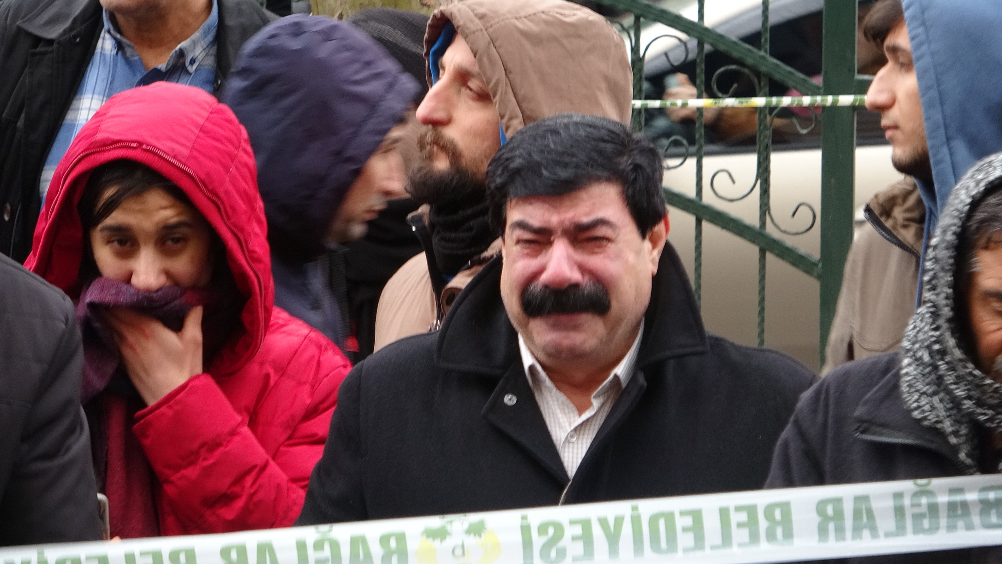 Deprem sonrası endişe yüzlerinden okundu! Türkiye'yi ağlatan kareler