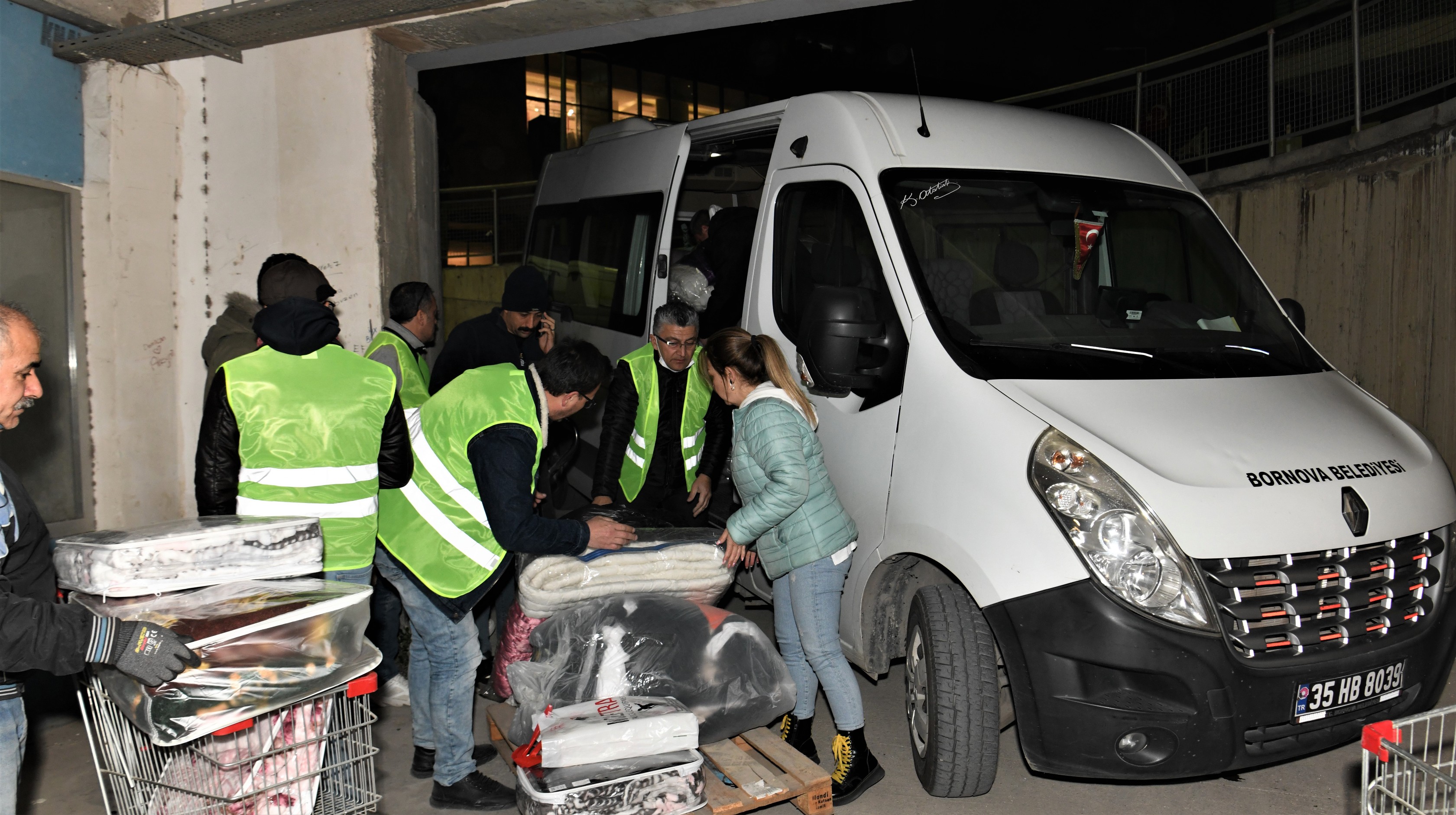 İzmir Belediyelerinden deprem bölgesine destek büyüyor! İzmir'den depremzedelere yardım eli