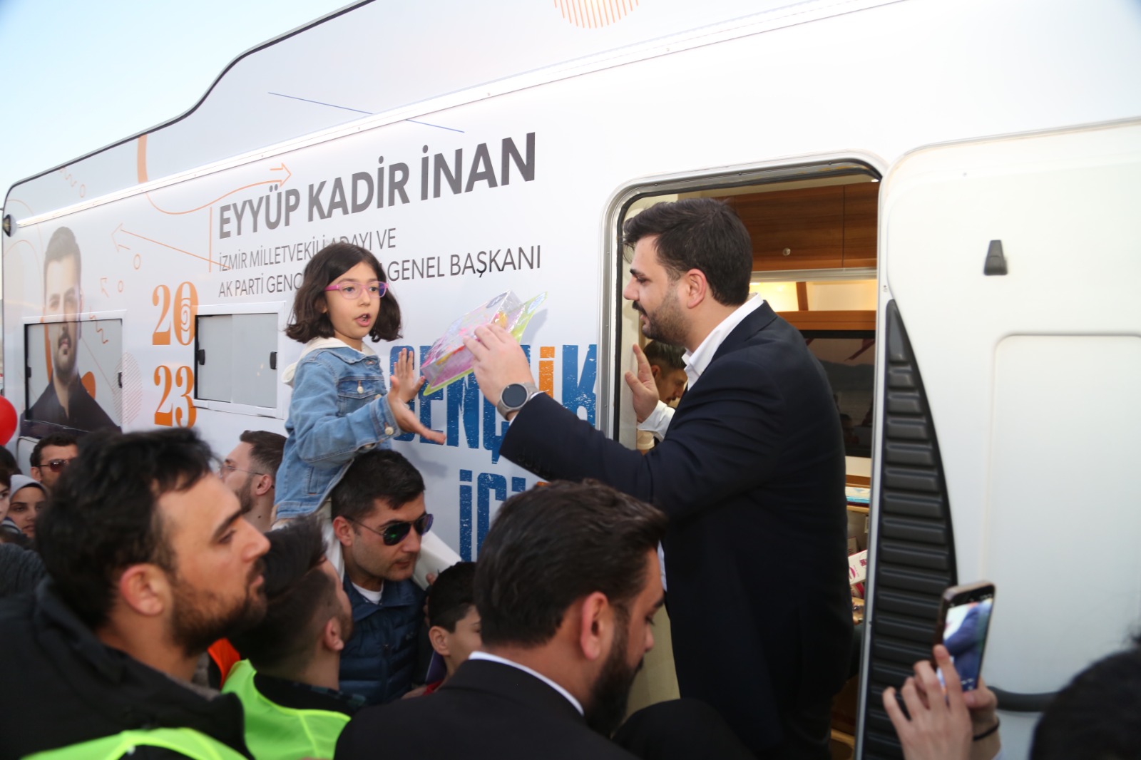 Karşıyaka’da, AK Parti Gençlik Kolları’ndan coşku dolu ‘23 Nisan Şenliği’