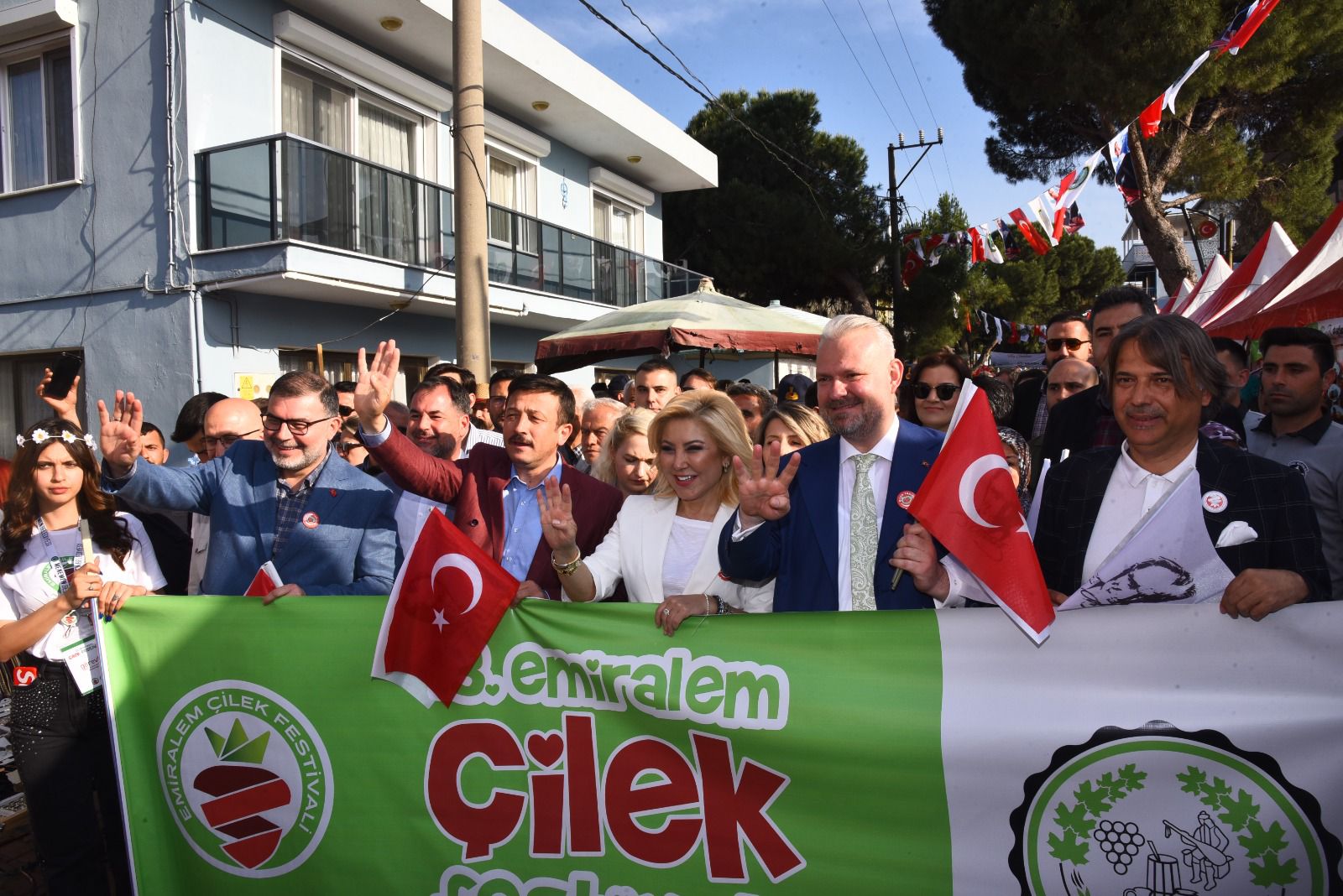 Emiralem Çilek Festivali yoğun katılımıyla kapılarını açtı