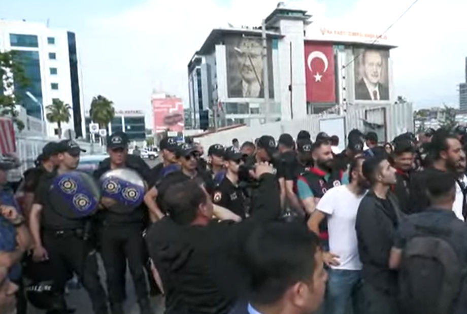 CHP İzmir,  AK Parti İzmir İl Başkanlığına siyah çelenk bırakmak istedi... Emniyet güçleri izin vermedi