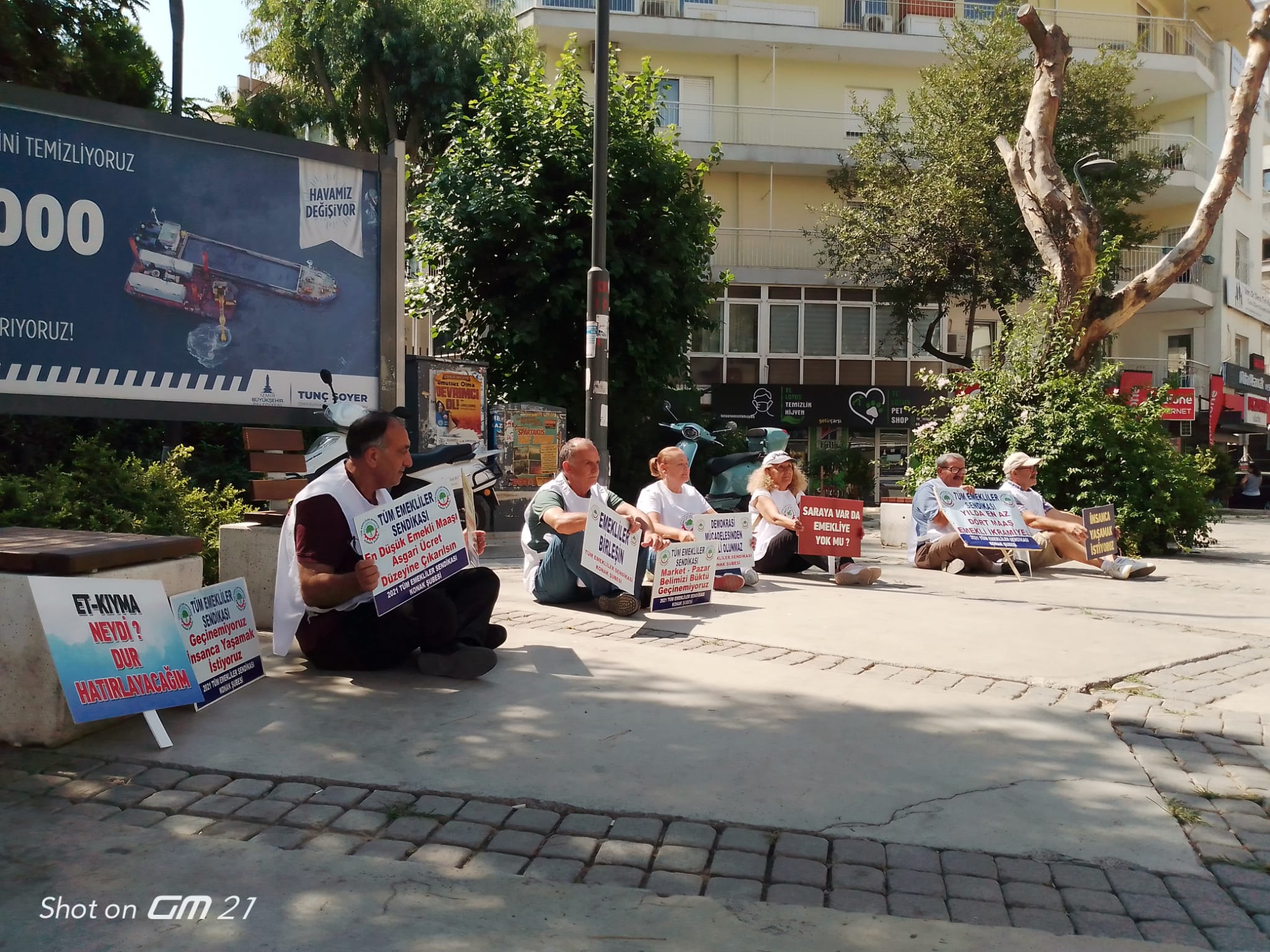İzmirli emeklilerden maaş isyanı; “Et-kıyma neydi? Dur hatırlayacağım”