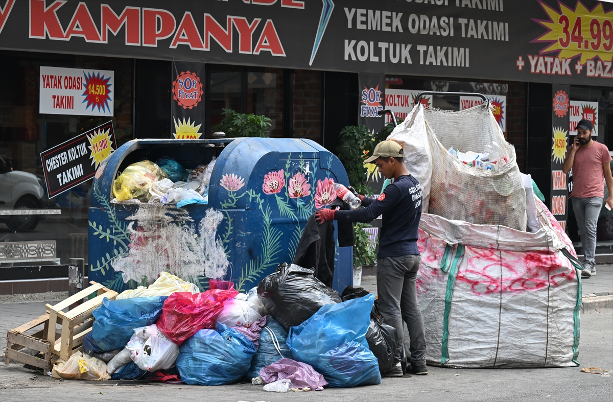İzmir Buca'da iş bırakma eylemi nedeniyle çöpler toplanmadı