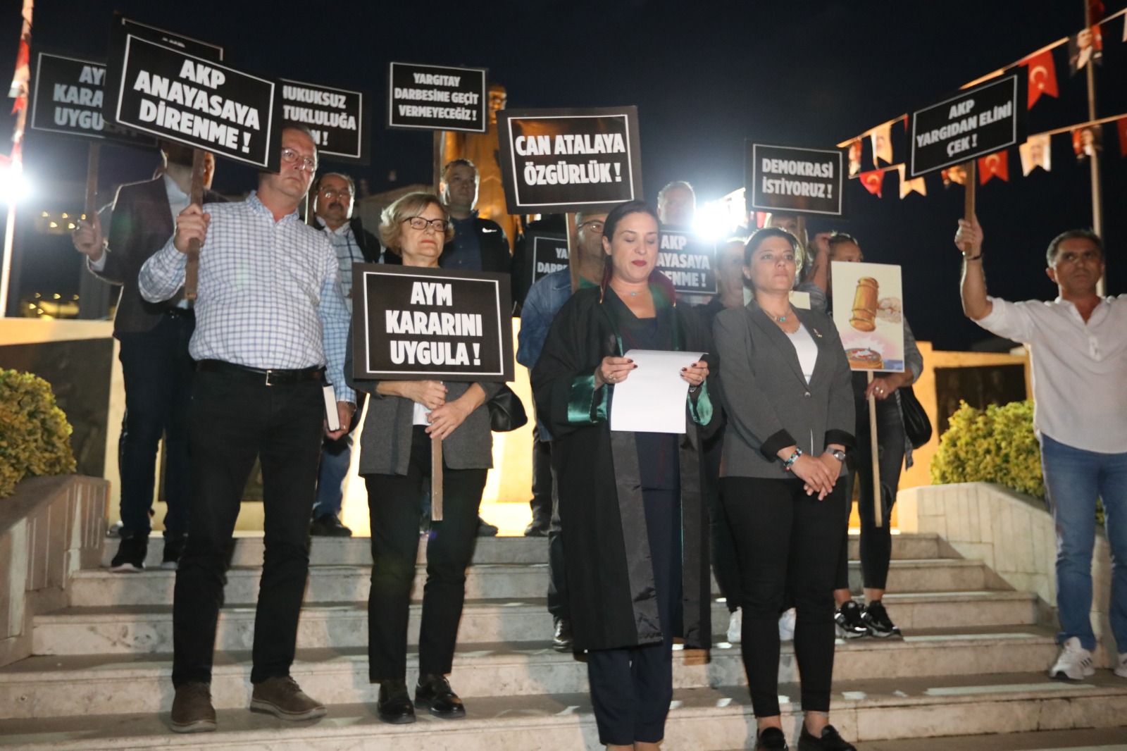 Filiz Başkan cübbesiyle sokağa çıktı: Darbe teşebbüsünde karşı hukuk devletini savunmak için hazırız