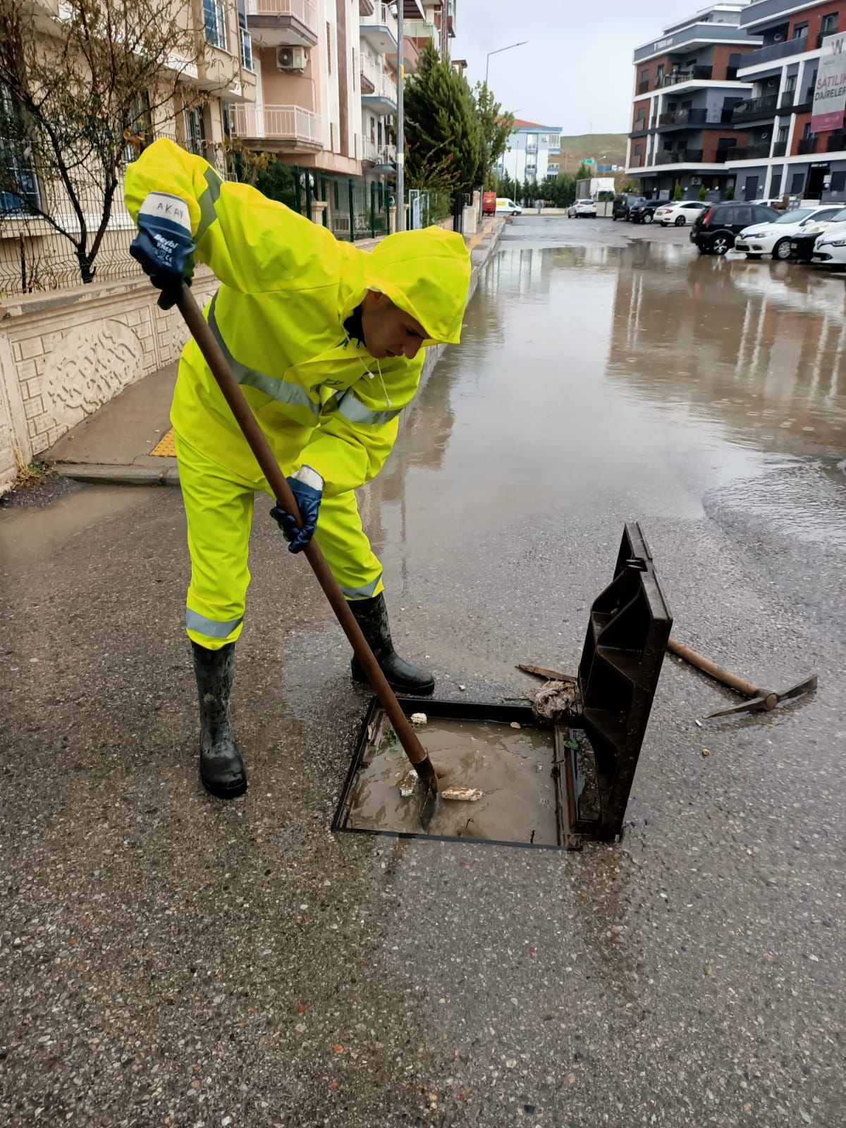 İzmir Büyükşehir Belediyesi ekipleri yağmur mesaisinde