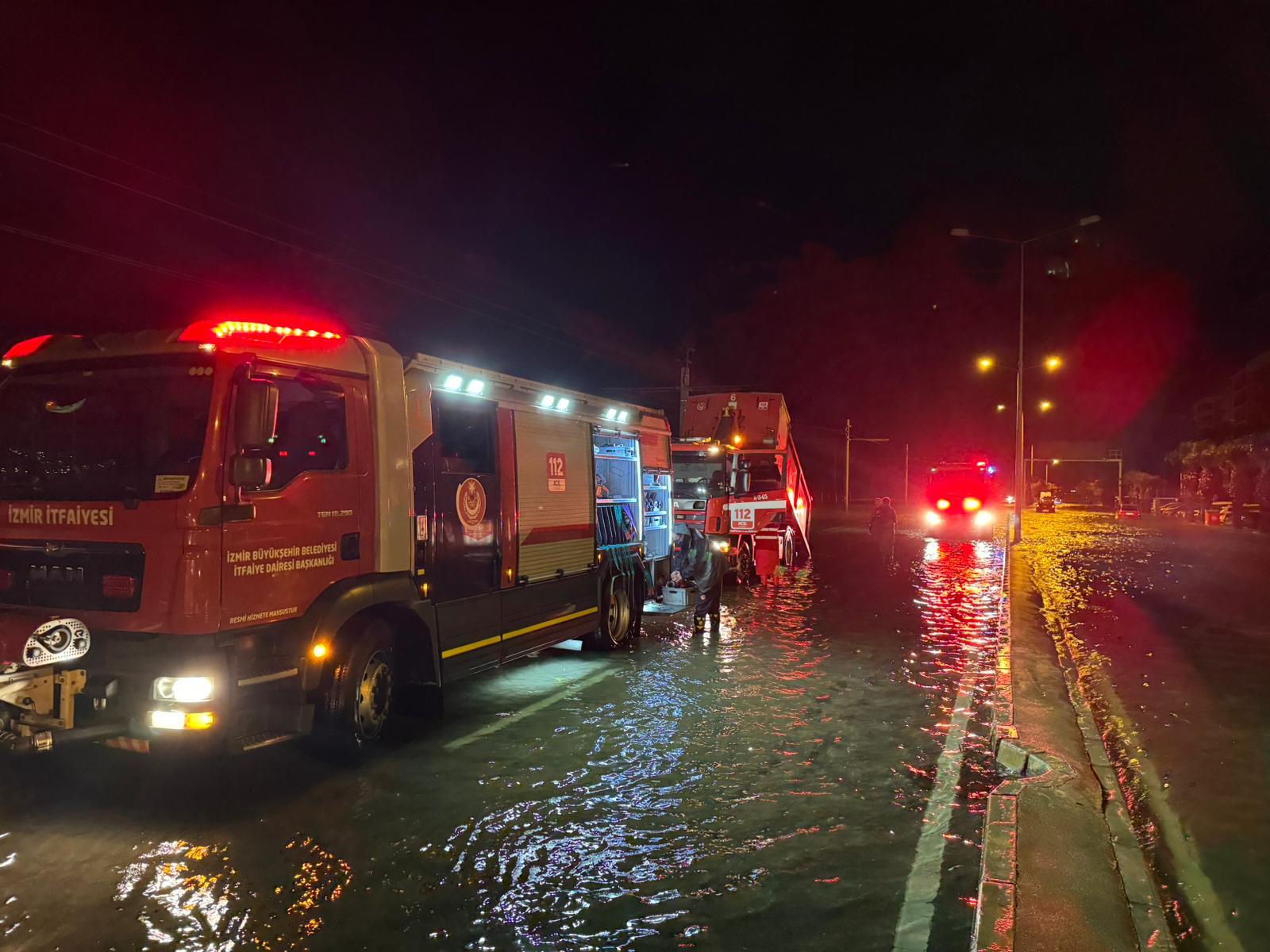 İzmir'de deniz 1 metre yükseldi