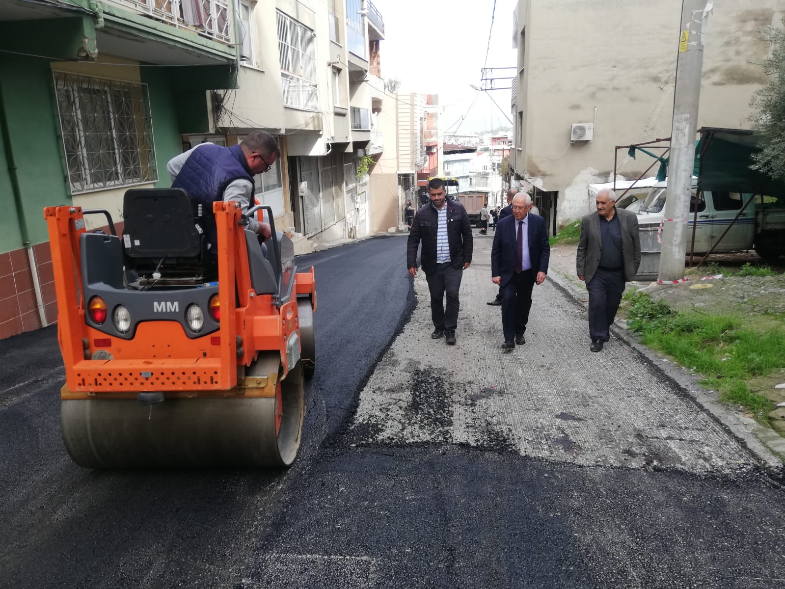 Karabağlar'da asfaltlamalar aynı hızla devam