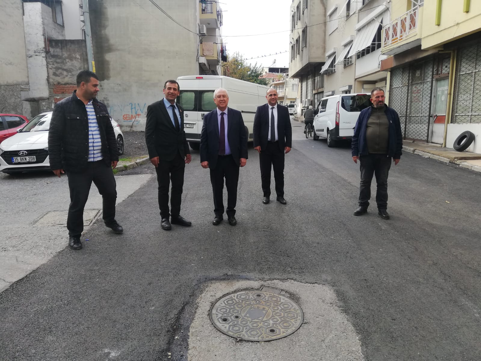 Karabağlar'da asfaltlamalar aynı hızla devam