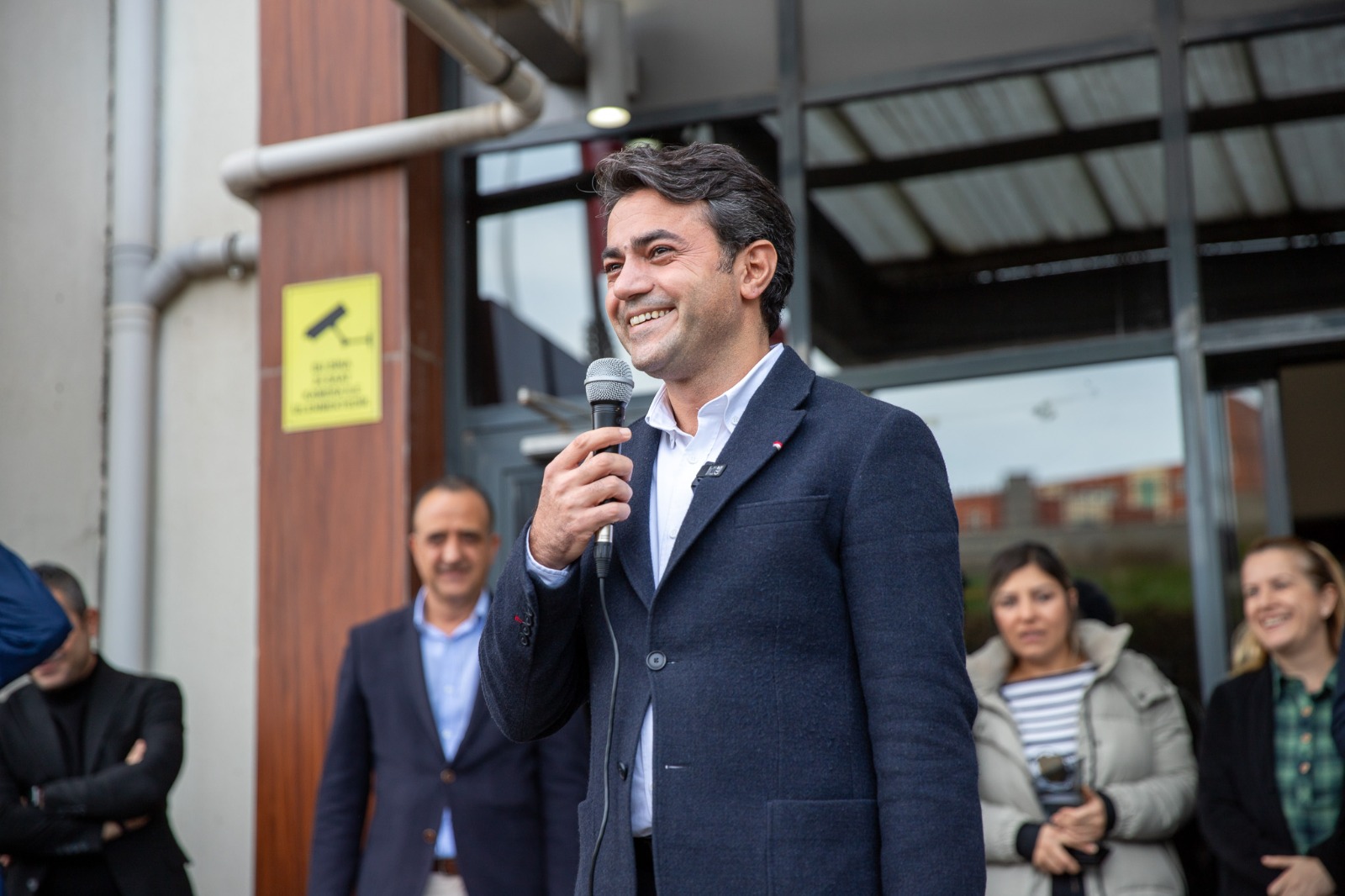 CHP Bayraklı Belediye Başkan Aday Adayı Ulaş Aydın, mesai arkadaşlarıyla vedalaştı