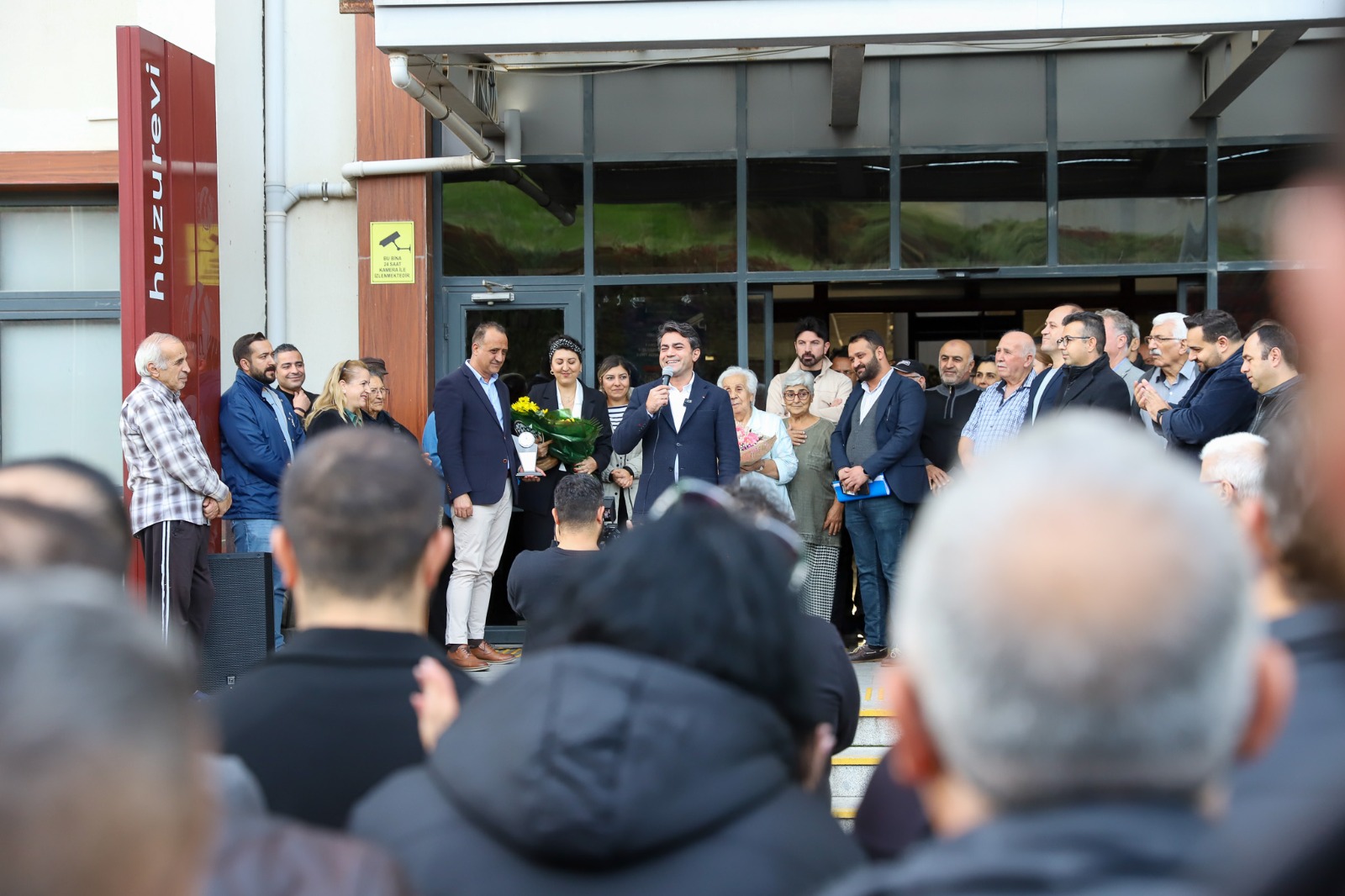 CHP Bayraklı Belediye Başkan Aday Adayı Ulaş Aydın, mesai arkadaşlarıyla vedalaştı