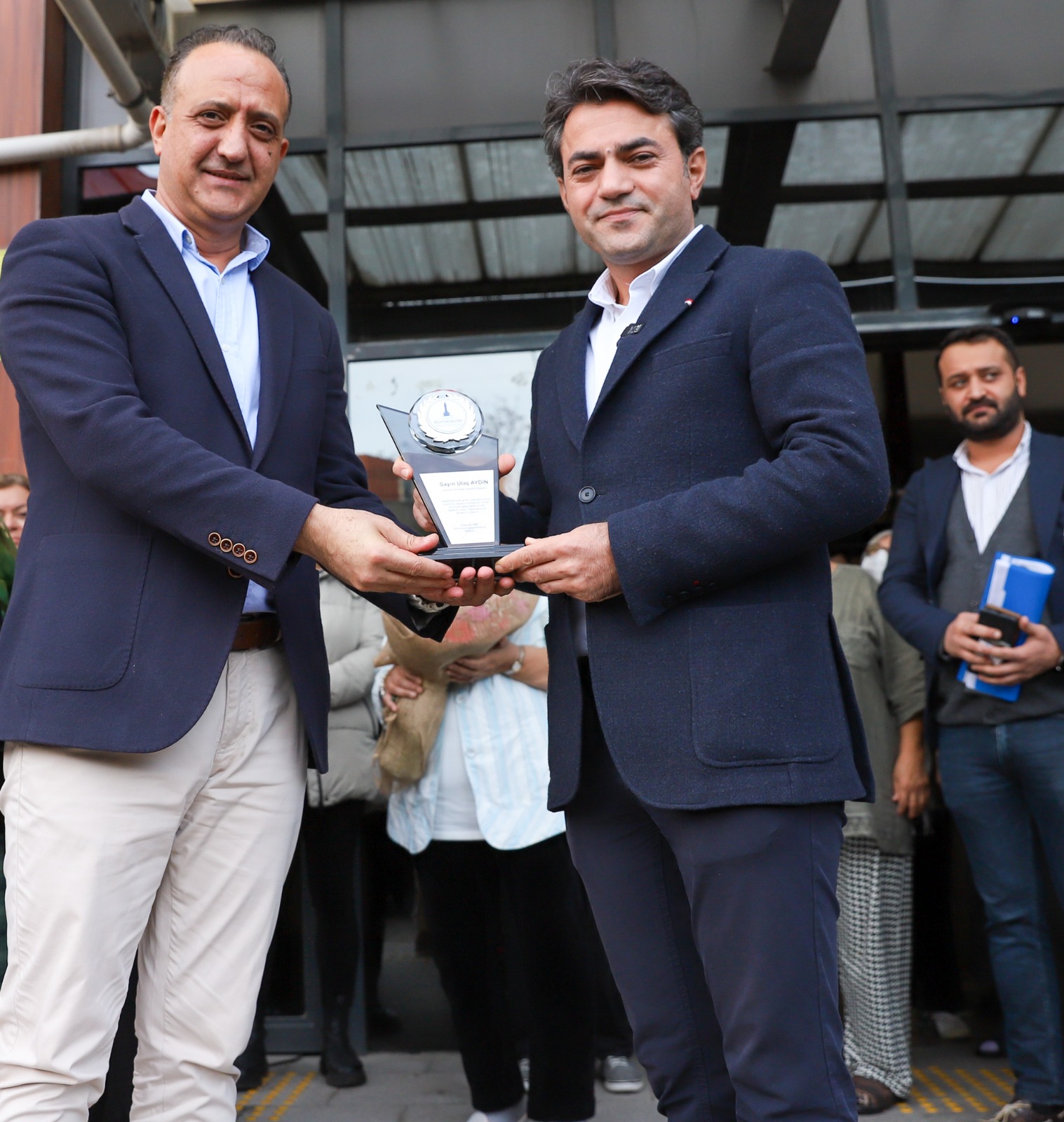 CHP Bayraklı Belediye Başkan Aday Adayı Ulaş Aydın, mesai arkadaşlarıyla vedalaştı