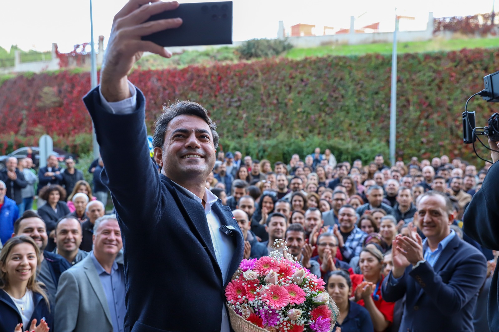 CHP Bayraklı Belediye Başkan Aday Adayı Ulaş Aydın, mesai arkadaşlarıyla vedalaştı