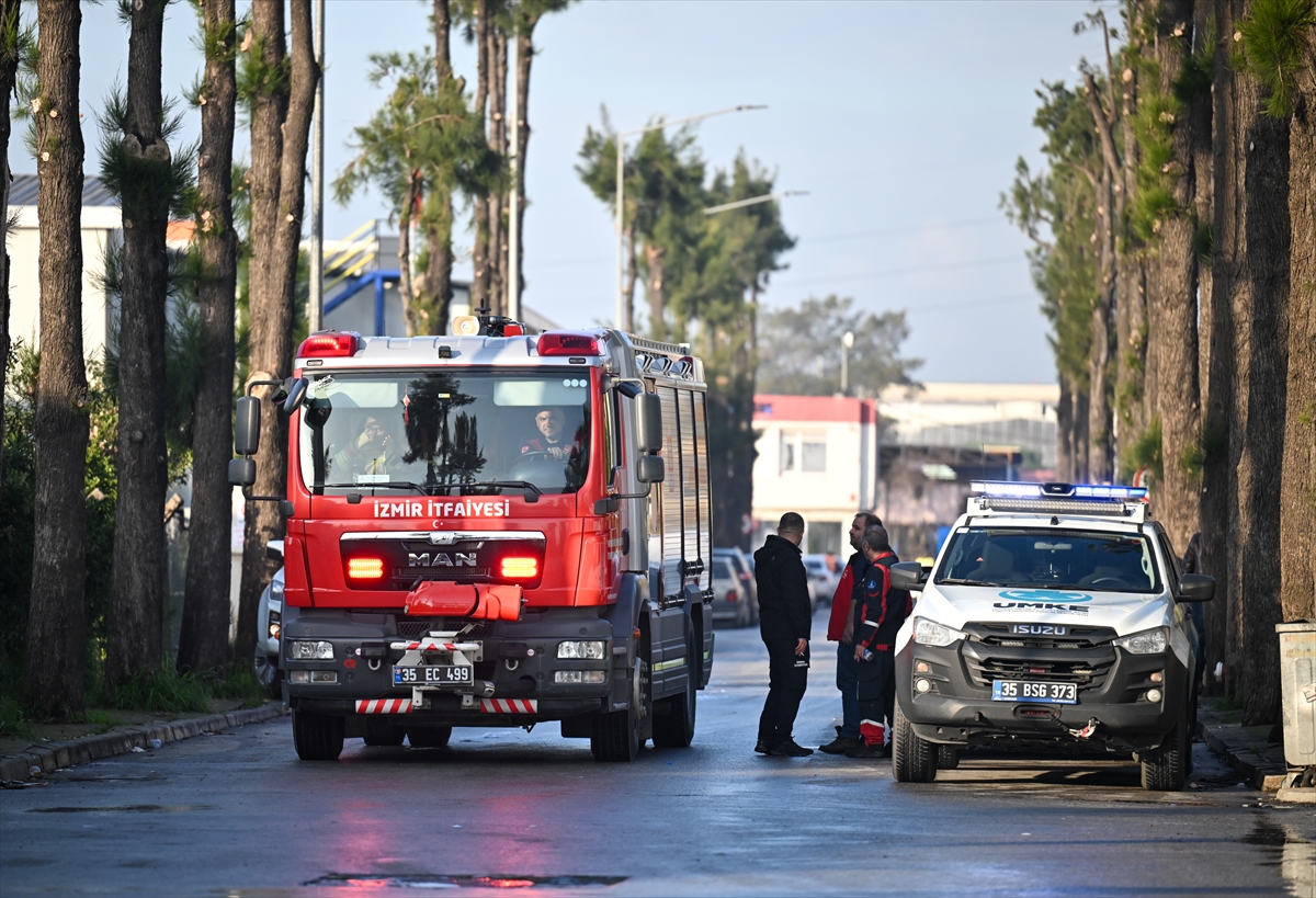 İzmir'de kozmetik ürünleri deposunda çıkan yangında 1 işçi öldü