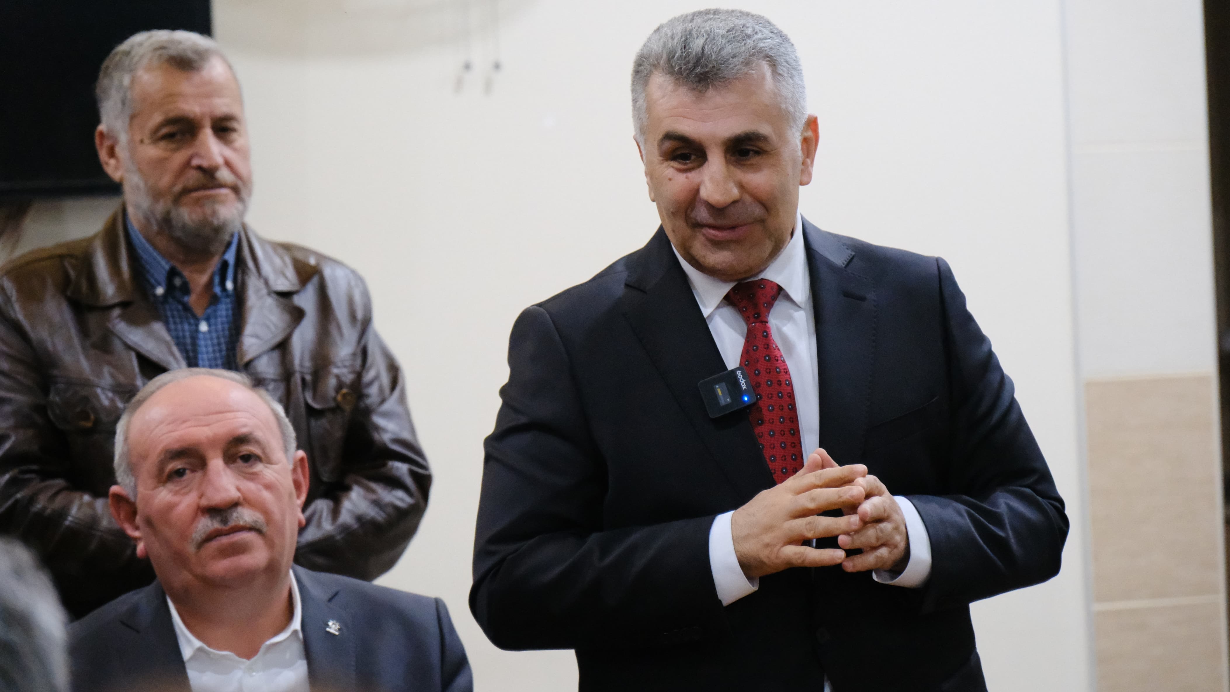 Karabağlar'a asılan 'İcraat Yapılmaz' levhası iniyor