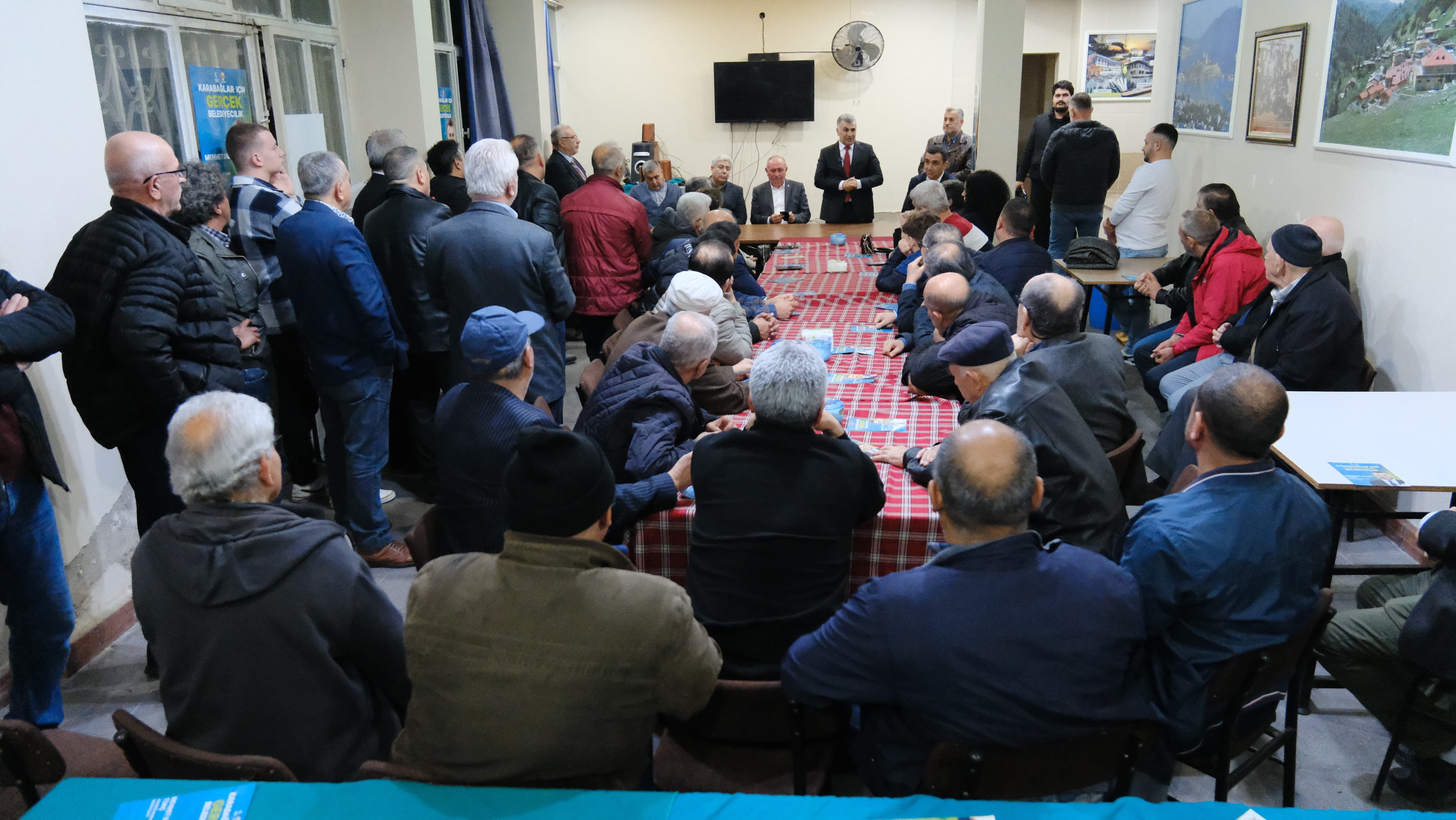 Karabağlar'a asılan 'İcraat Yapılmaz' levhası iniyor