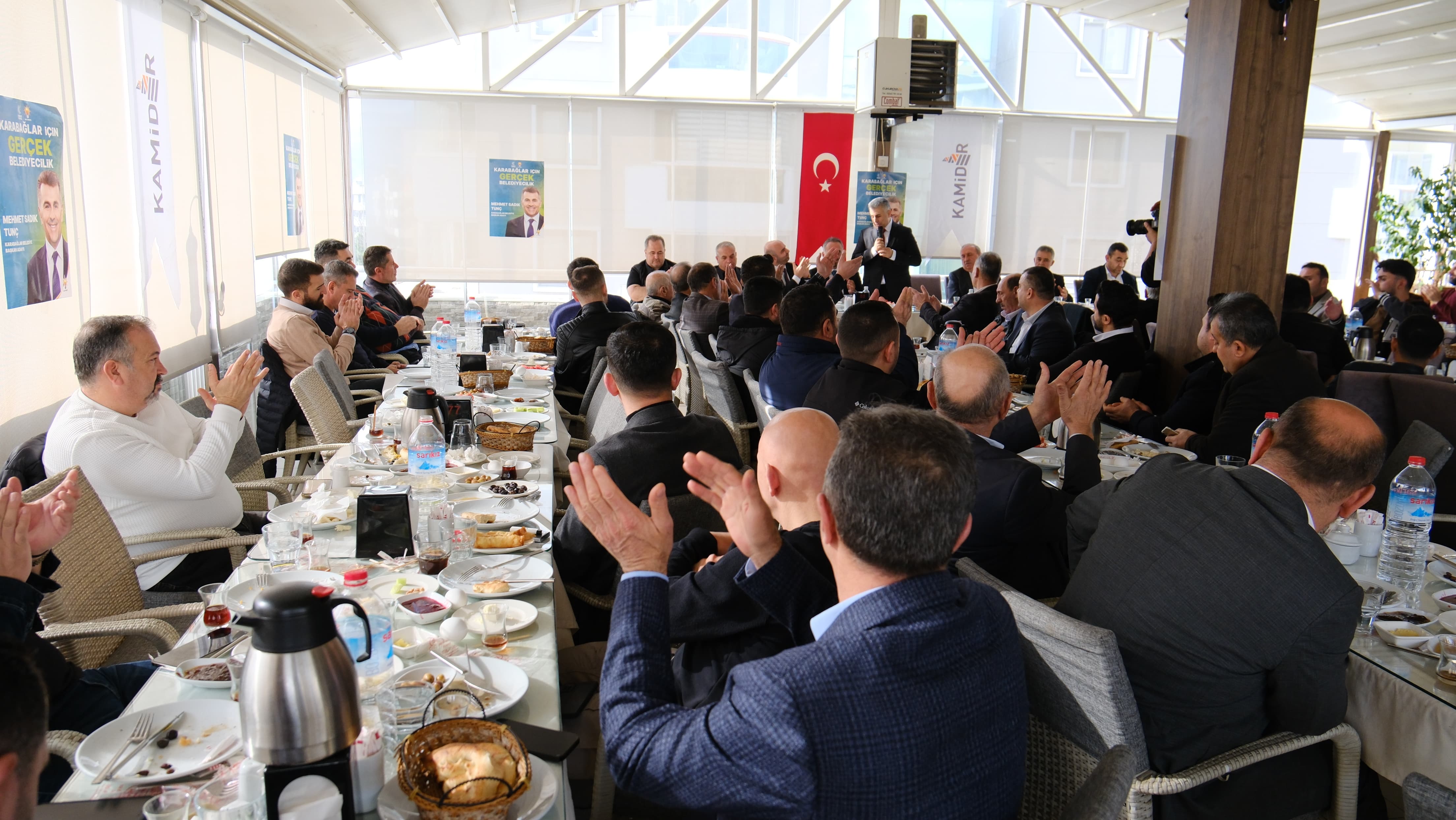 Karabağlar'a asılan 'İcraat Yapılmaz' levhası iniyor