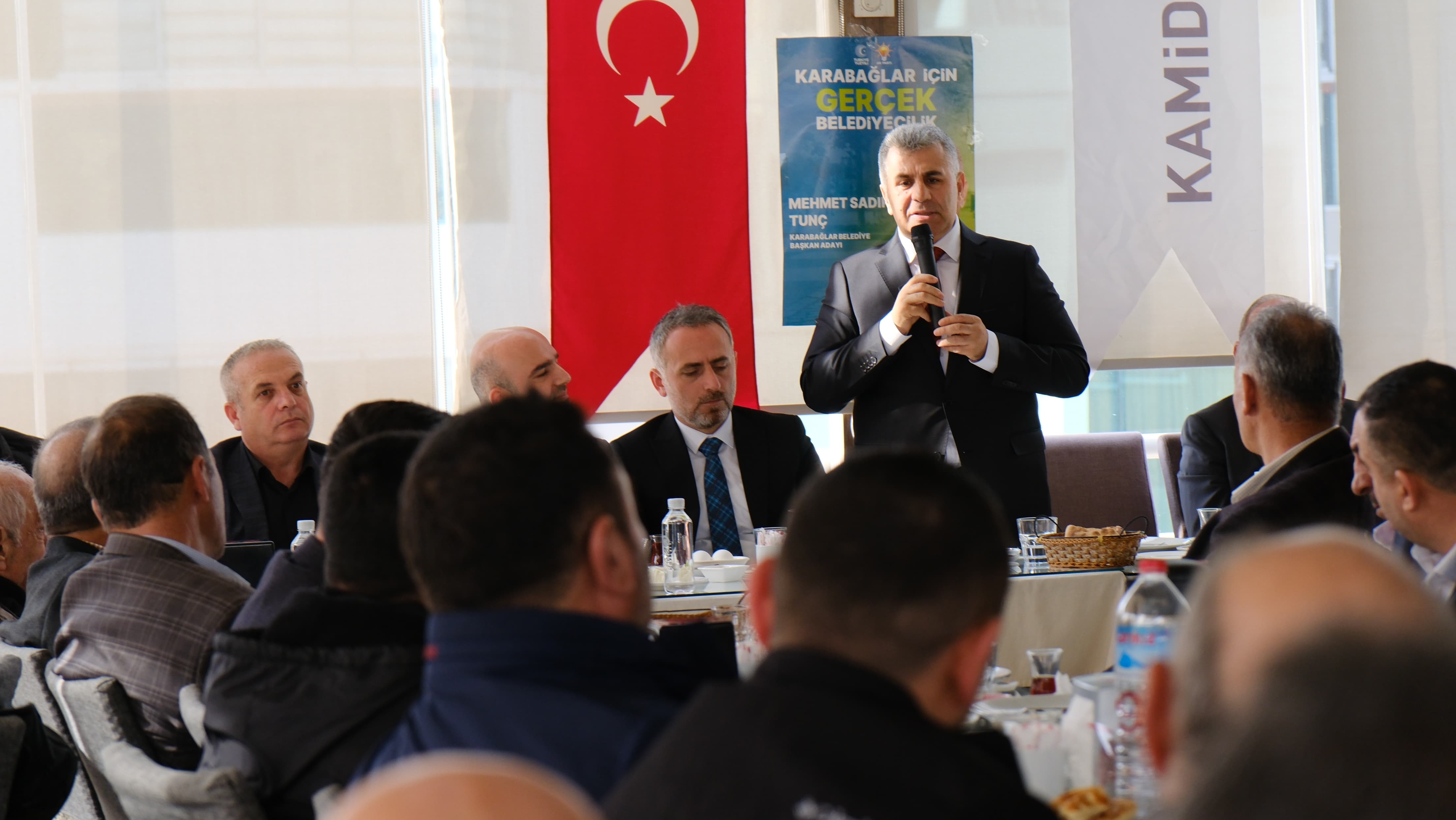 Karabağlar'a asılan 'İcraat Yapılmaz' levhası iniyor