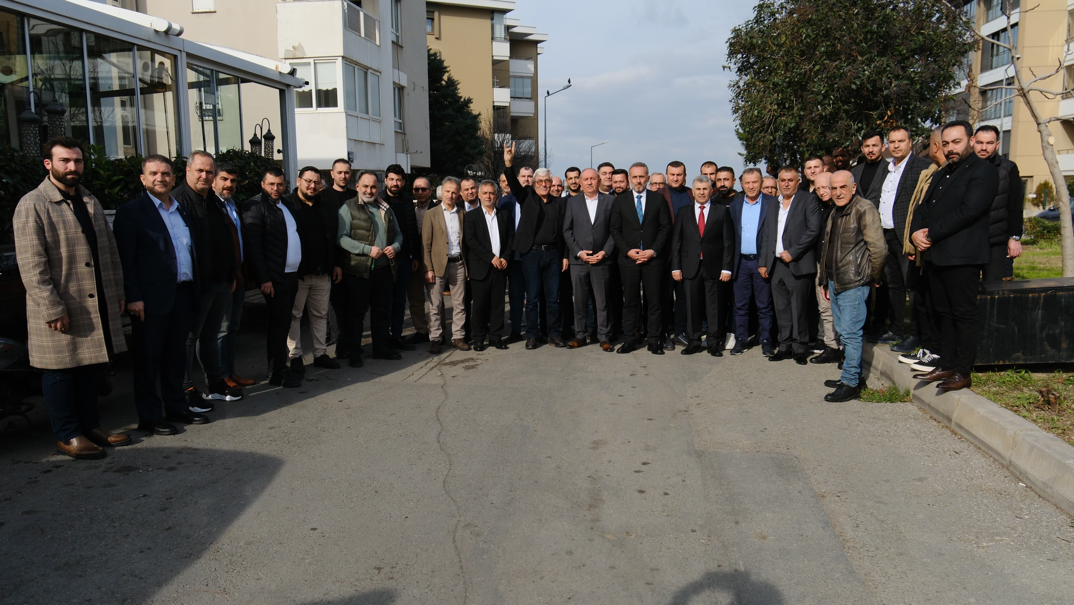 Karabağlar'a asılan 'İcraat Yapılmaz' levhası iniyor