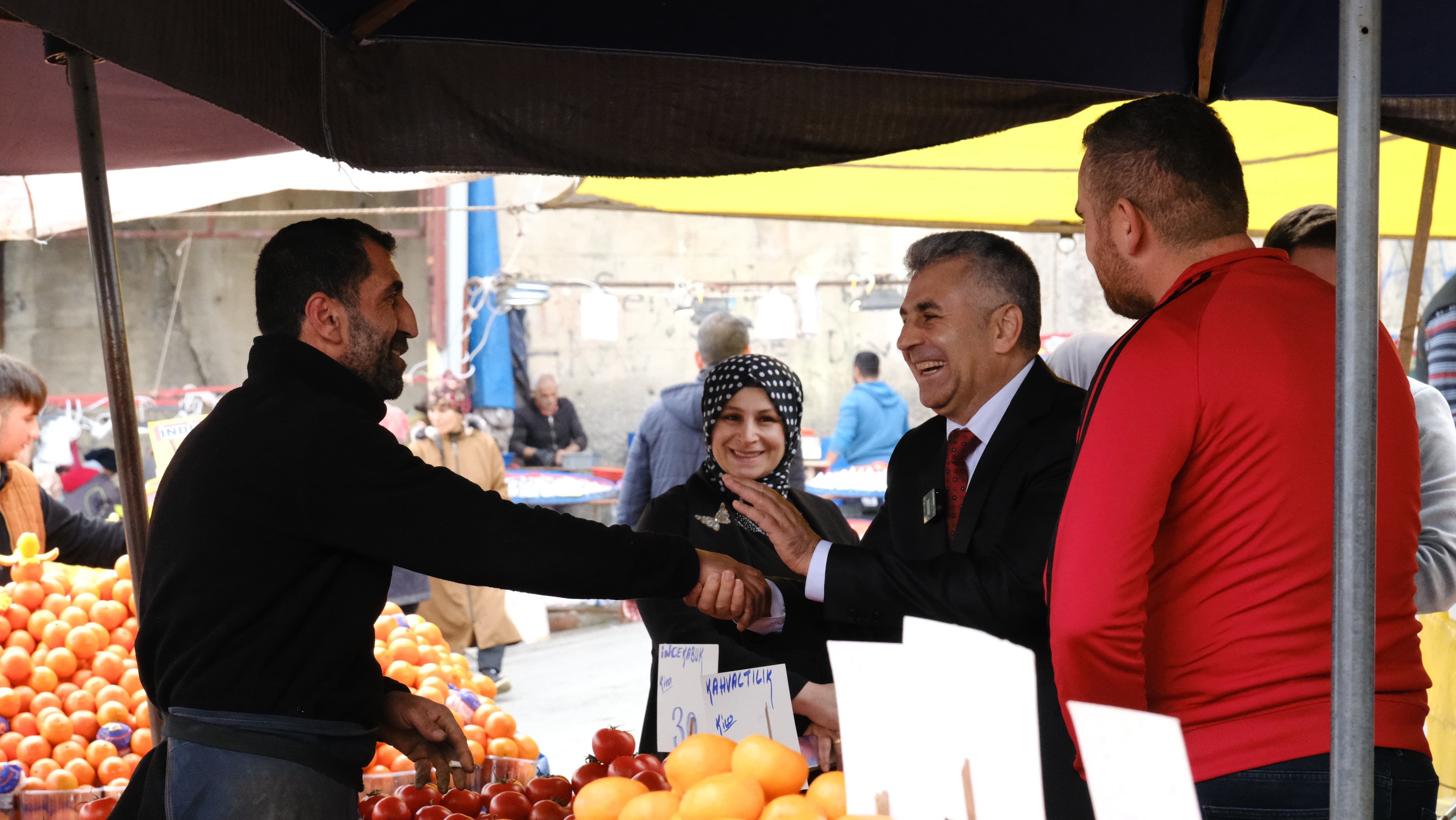 Karabağlar'a asılan 'İcraat Yapılmaz' levhası iniyor