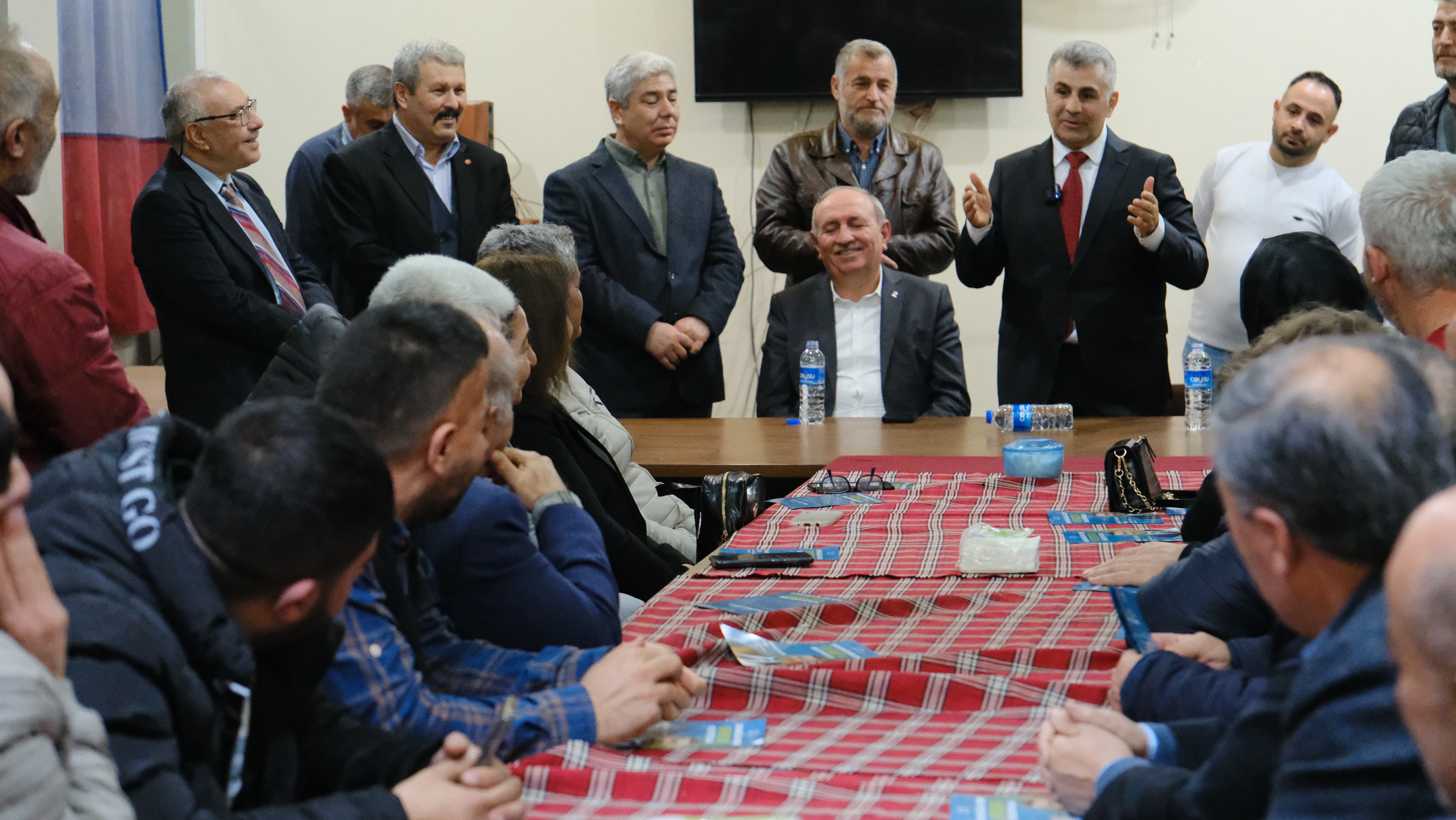 Karabağlar'a asılan 'İcraat Yapılmaz' levhası iniyor