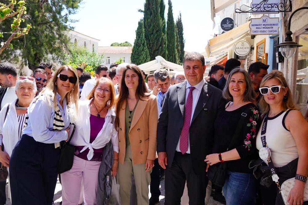 “Öz’e Dönüş” konseptiyle 13. Alaçatı Ot Festivali büyük bir coşkuyla başladı