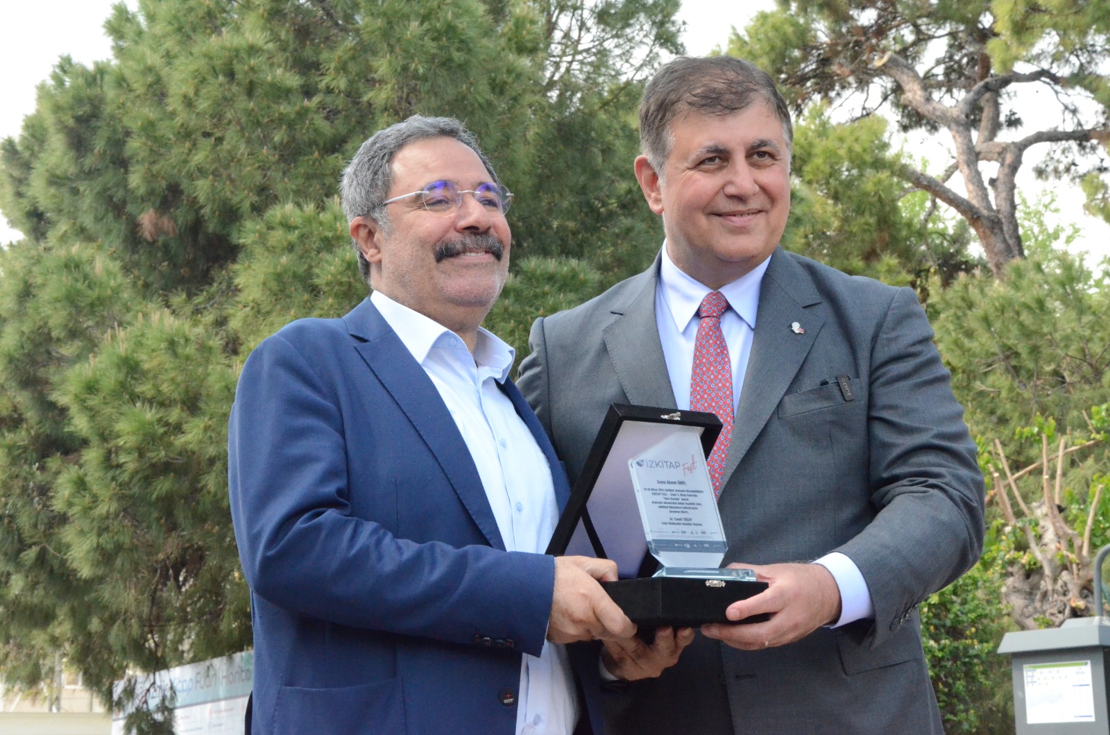 İZKİTAP Fuarı kapılarını okuyucuya açtı: Kapılarınız kitaplara açık olsun
