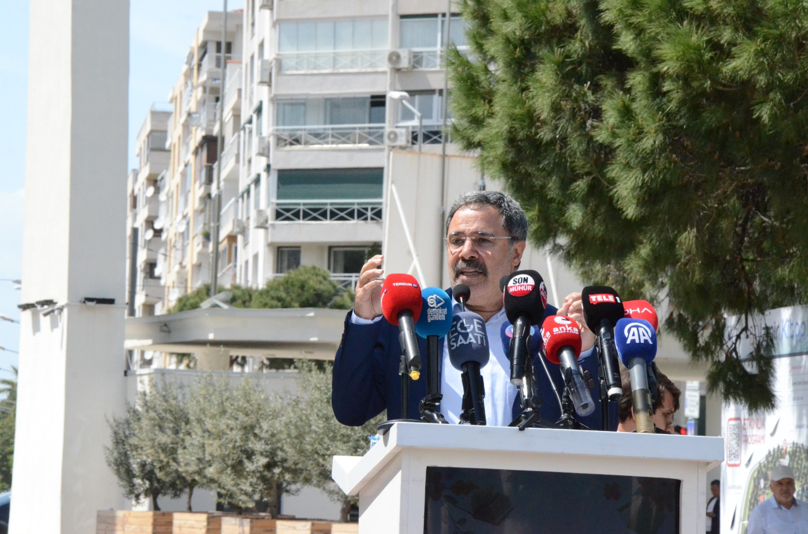 İZKİTAP Fuarı kapılarını okuyucuya açtı: Kapılarınız kitaplara açık olsun