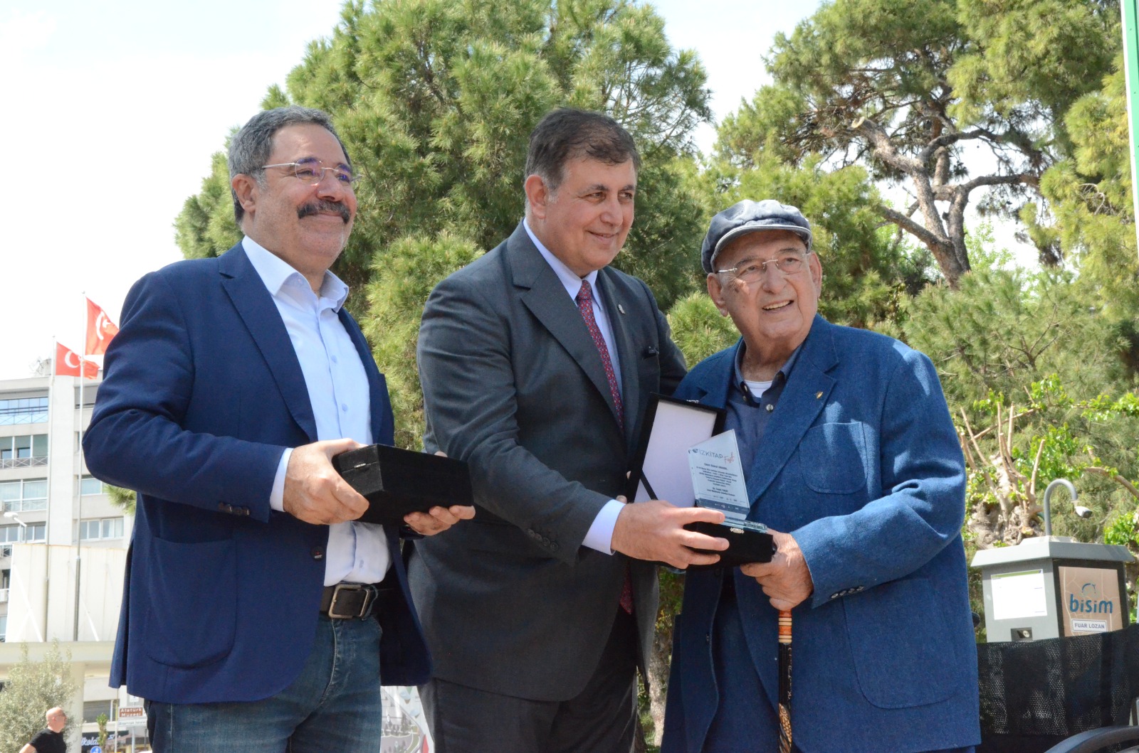 İZKİTAP Fuarı kapılarını okuyucuya açtı: Kapılarınız kitaplara açık olsun