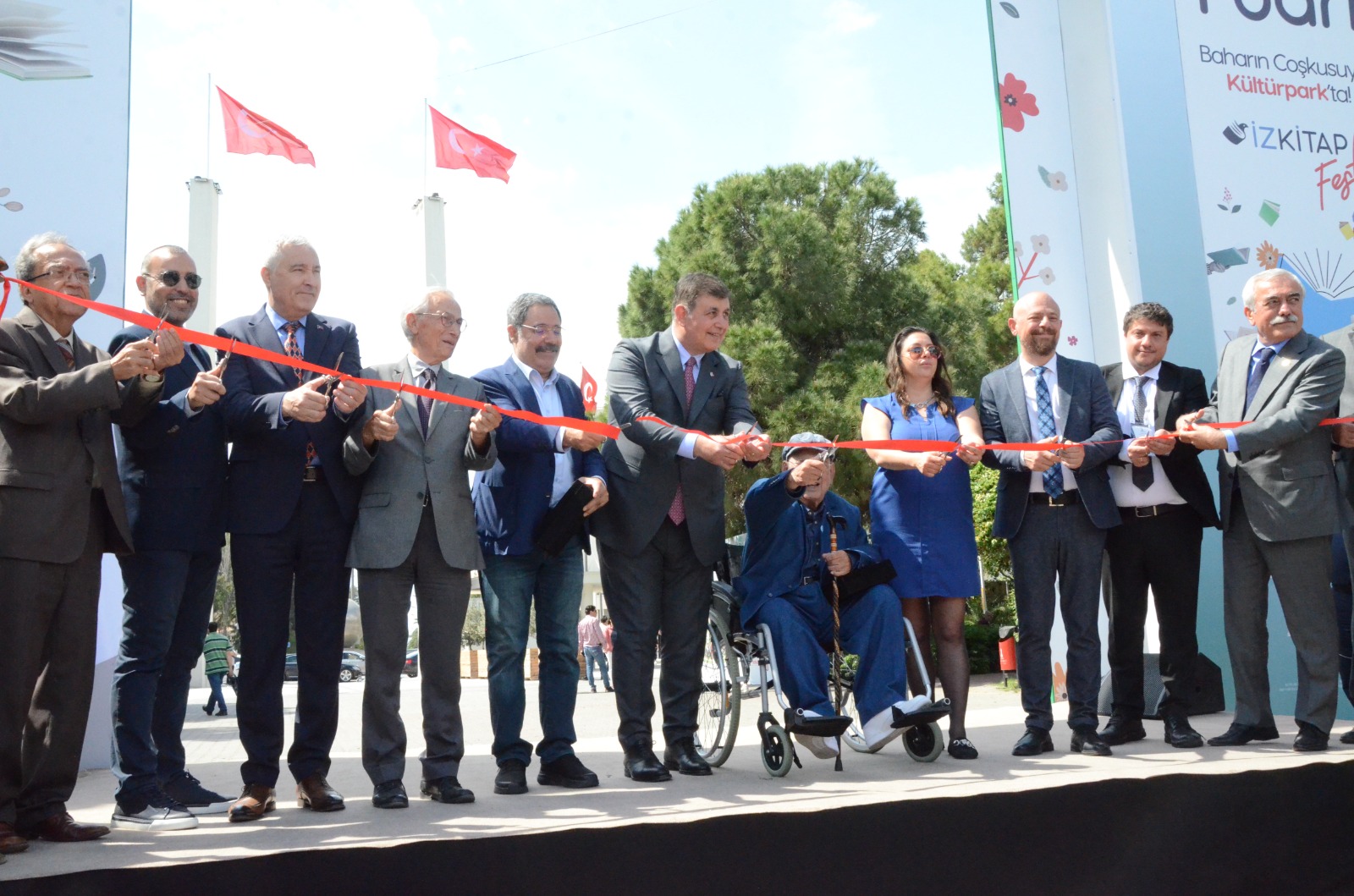 İZKİTAP Fuarı kapılarını okuyucuya açtı: Kapılarınız kitaplara açık olsun