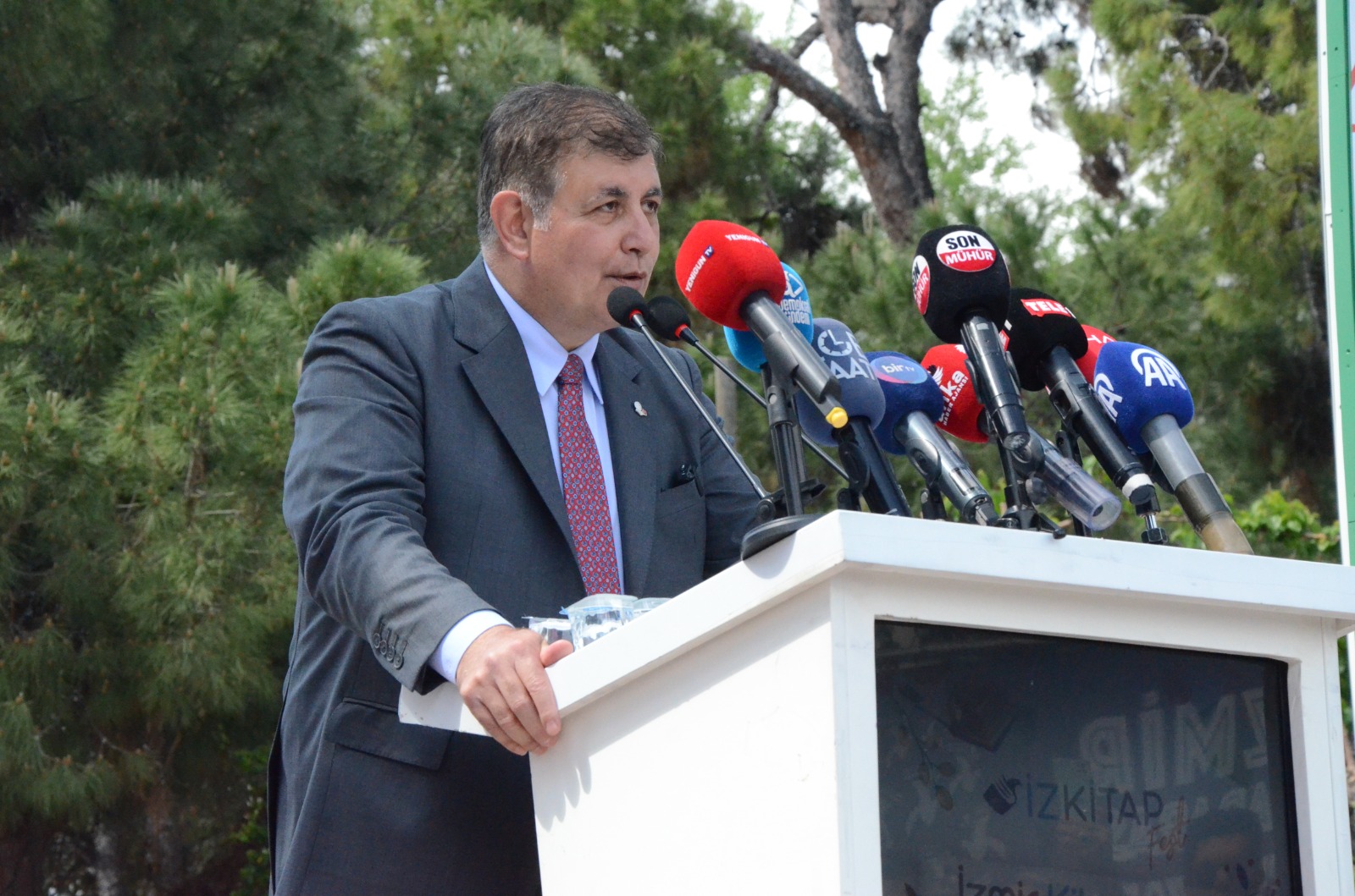 İZKİTAP Fuarı kapılarını okuyucuya açtı: Kapılarınız kitaplara açık olsun