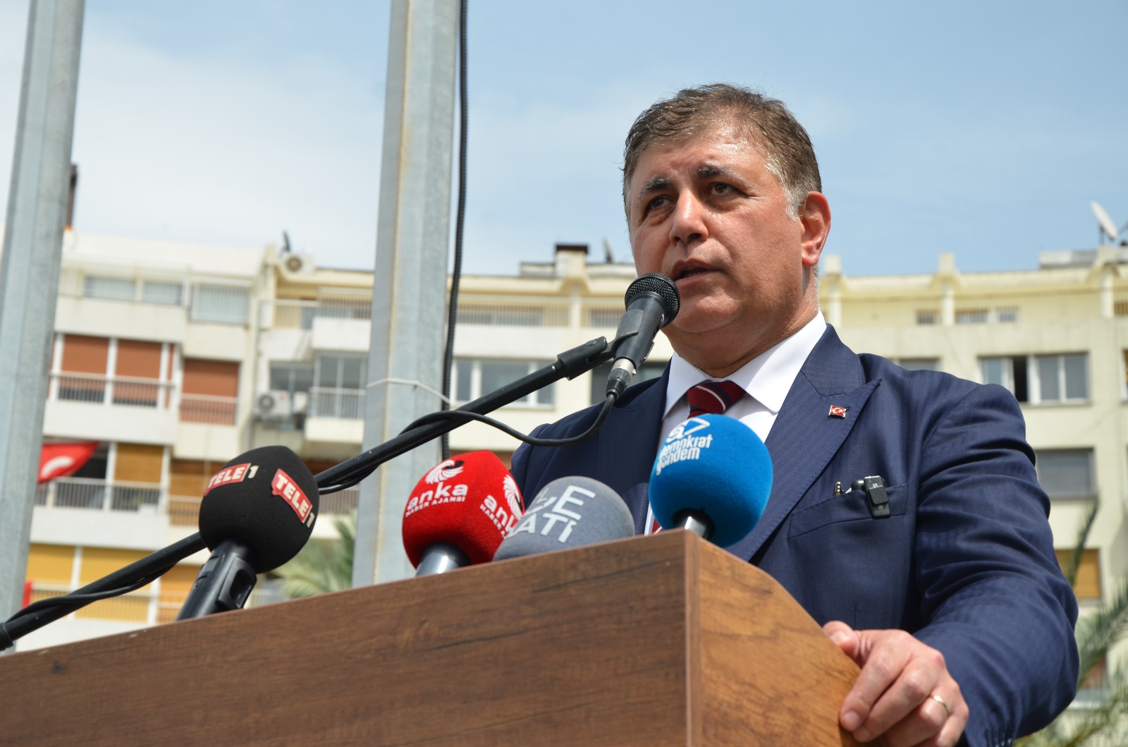 İzmir’de 23 Nisan coşkusu: CHP, Atatürk Anıtına çelenk bıraktı