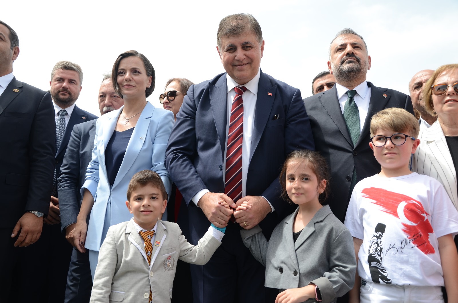 İzmir’de 23 Nisan coşkusu: CHP, Atatürk Anıtına çelenk bıraktı