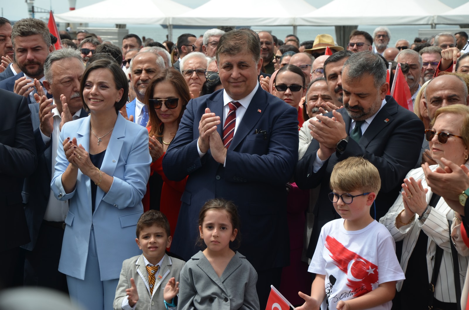 İzmir’de 23 Nisan coşkusu: CHP, Atatürk Anıtına çelenk bıraktı