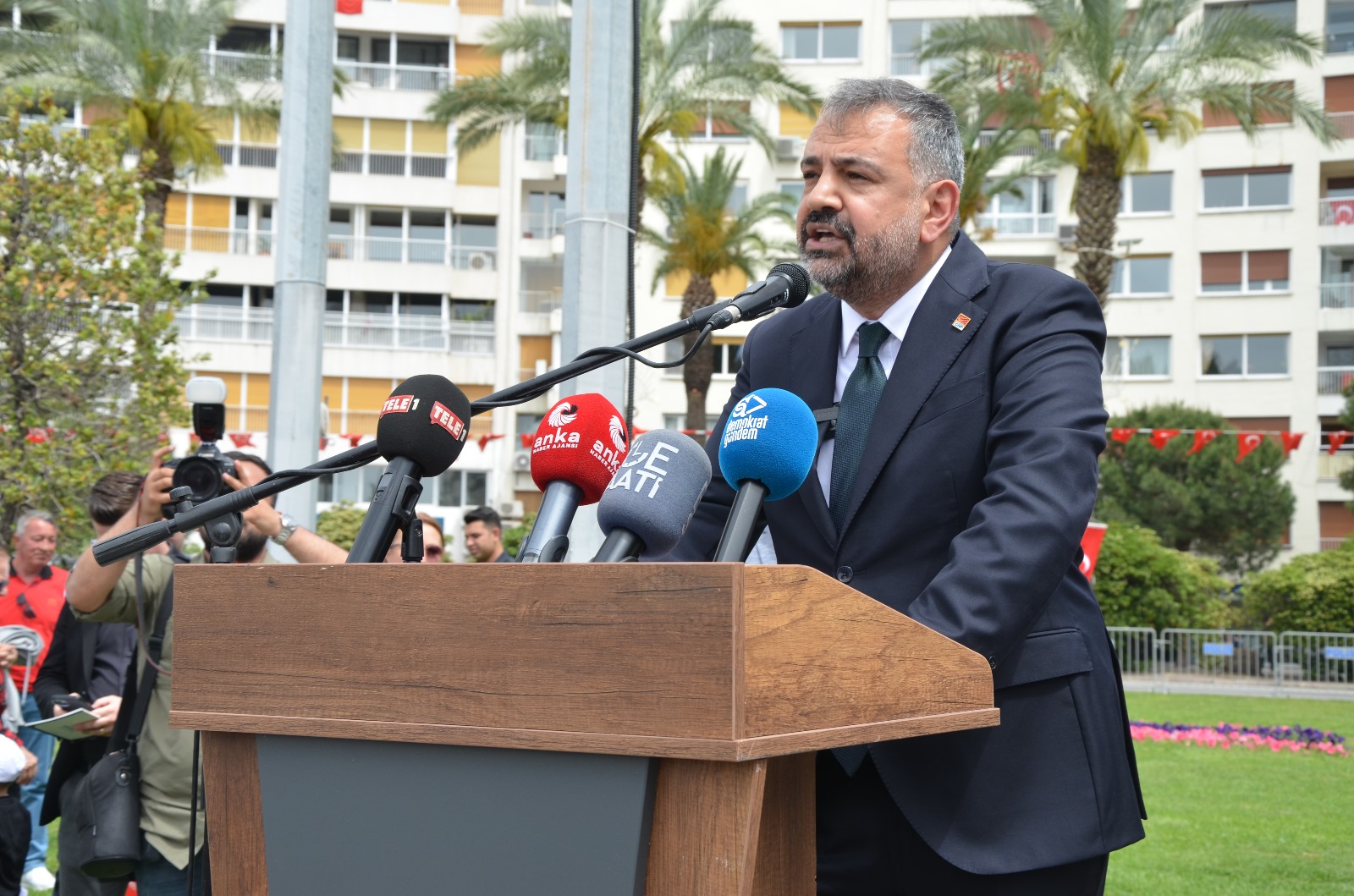 İzmir’de 23 Nisan coşkusu: CHP, Atatürk Anıtına çelenk bıraktı