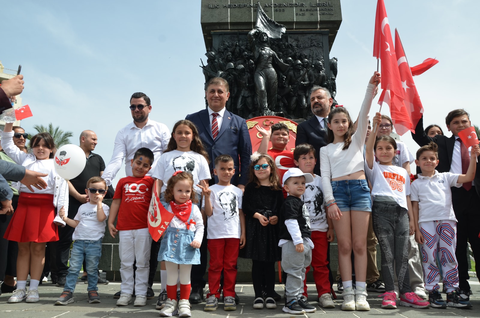 İzmir’de 23 Nisan coşkusu: CHP, Atatürk Anıtına çelenk bıraktı