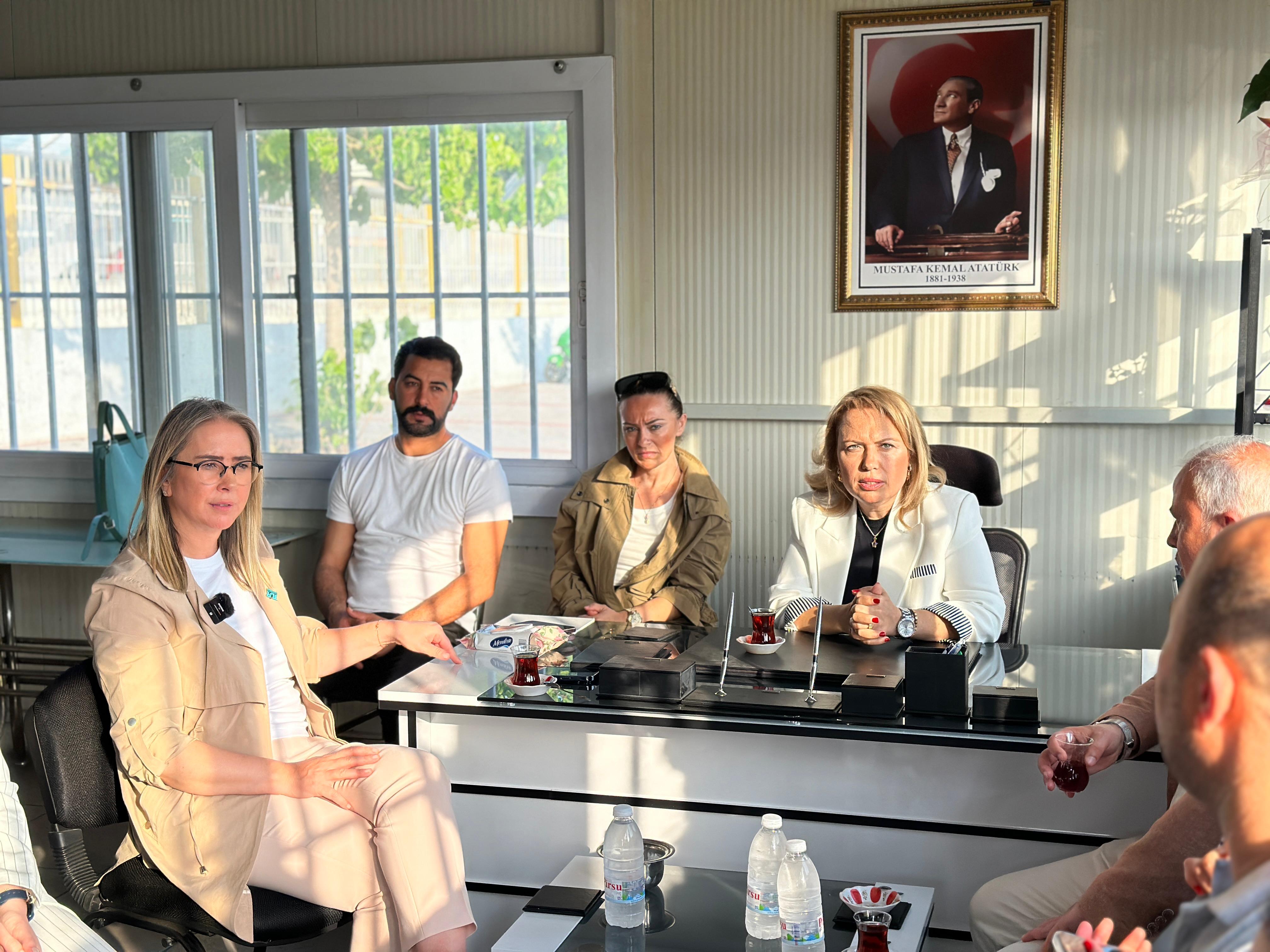 Kadın Minibüs Şoförü Direksiyonda, Vekil Çankırı Muavin Koltuğunda