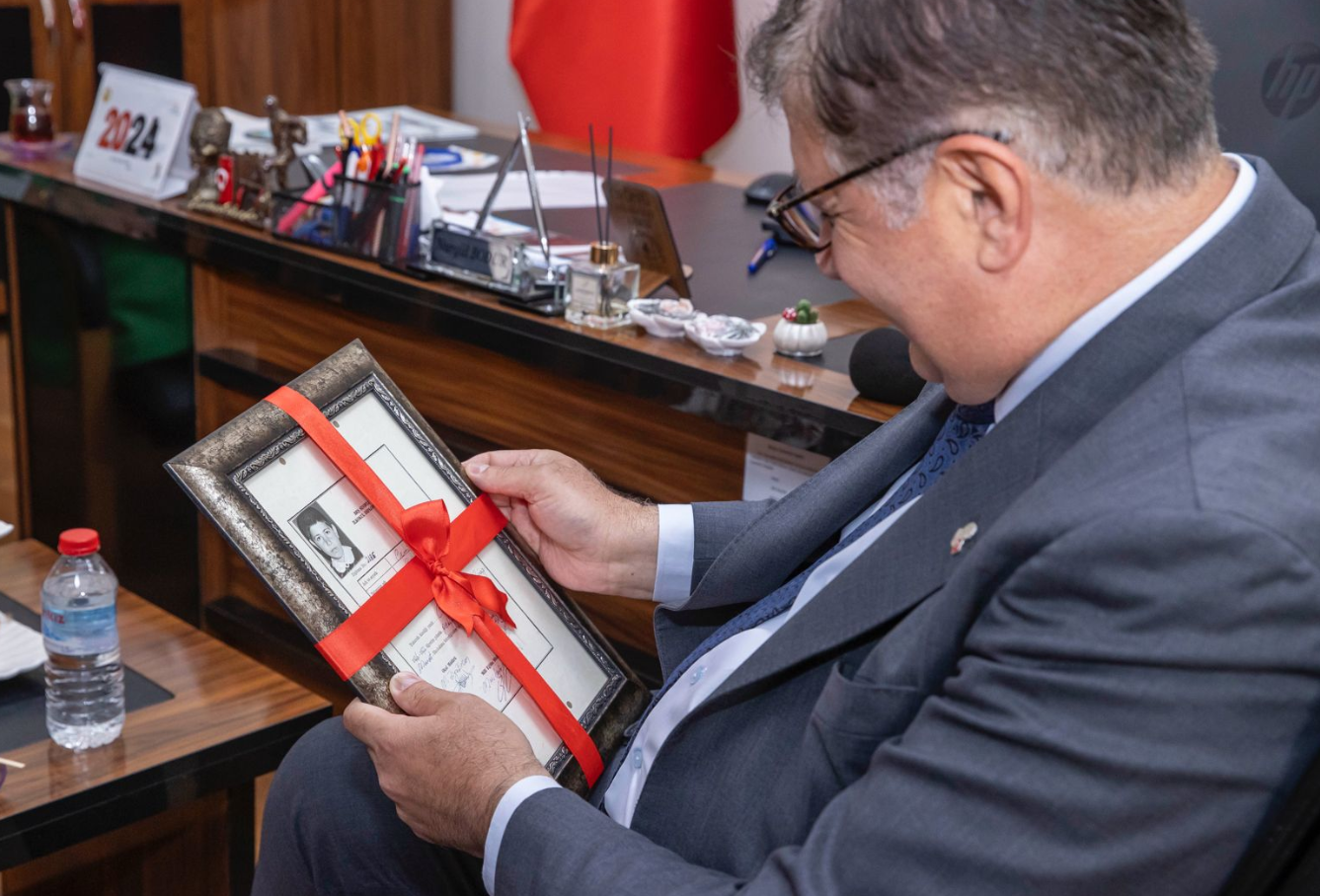 İlkokul diploması mezun olduğu lisede hediye edildi